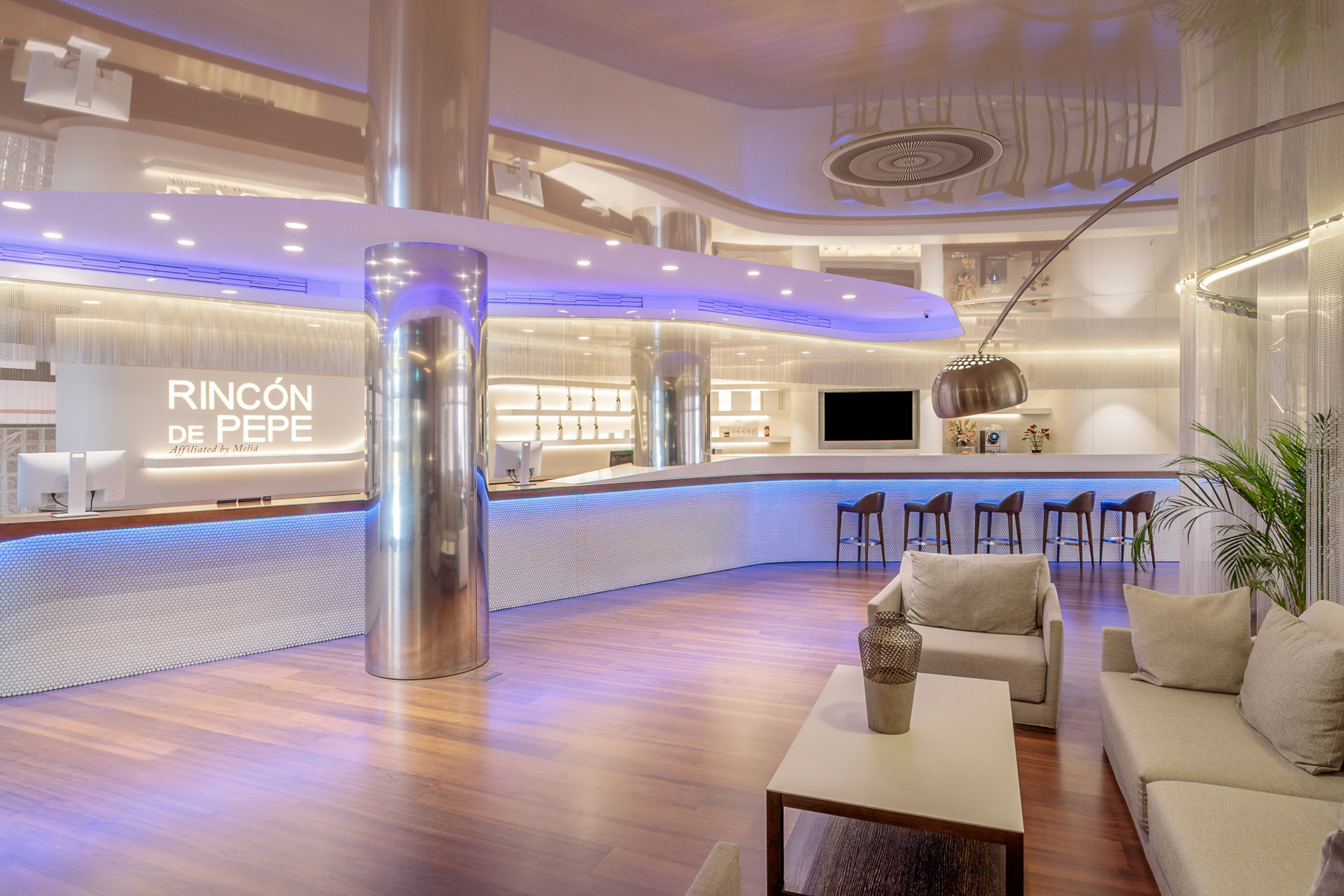 Stylish "Rincón de Pepe" Meliá hotel bar with blue lighting and lounge seating. - Hotel Murcia Rincón de Pepe Affiliated by Meliá, Murcie