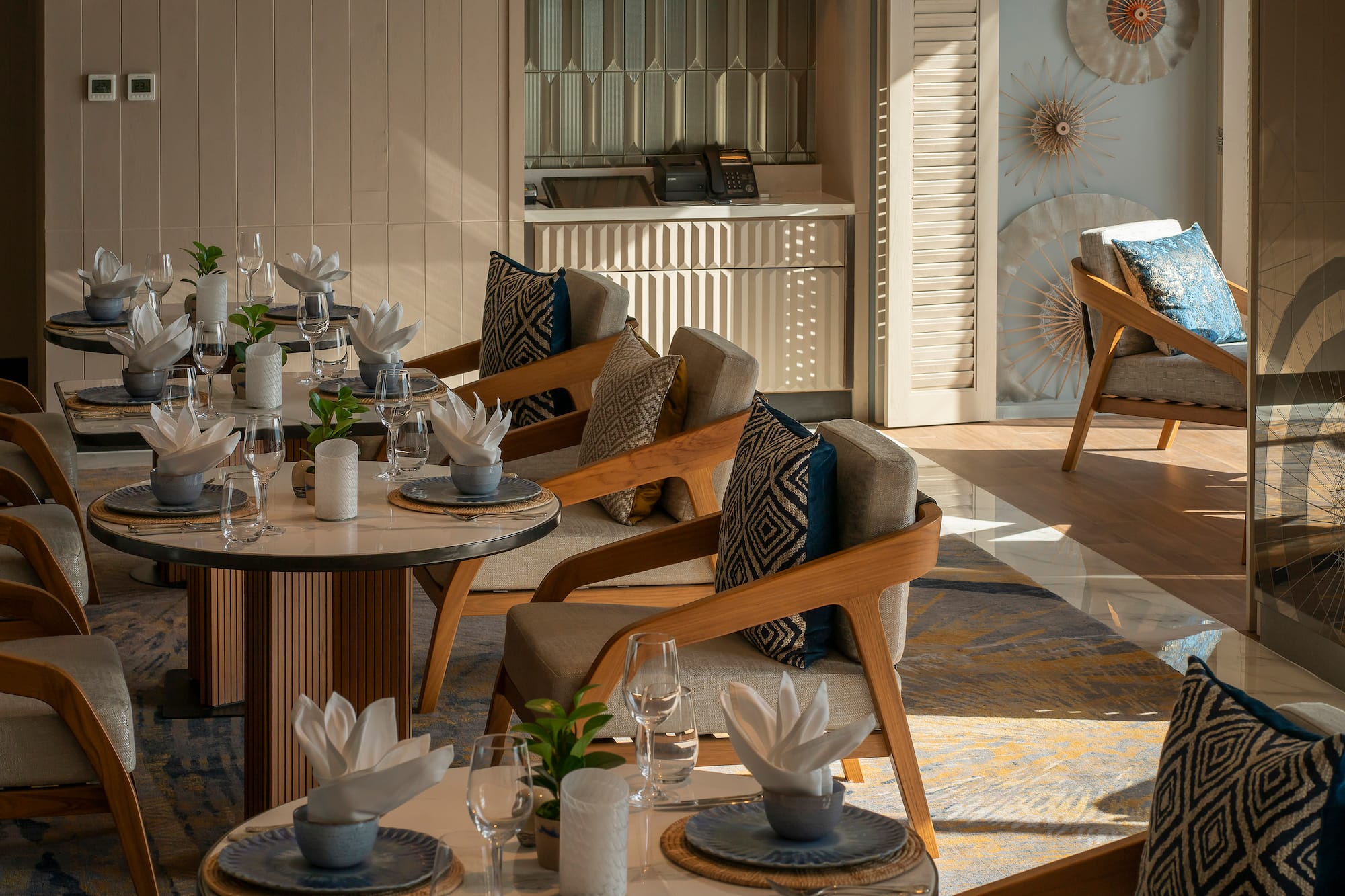 Comedor elegante de restaurante con mesas preparadas y sillas de madera.