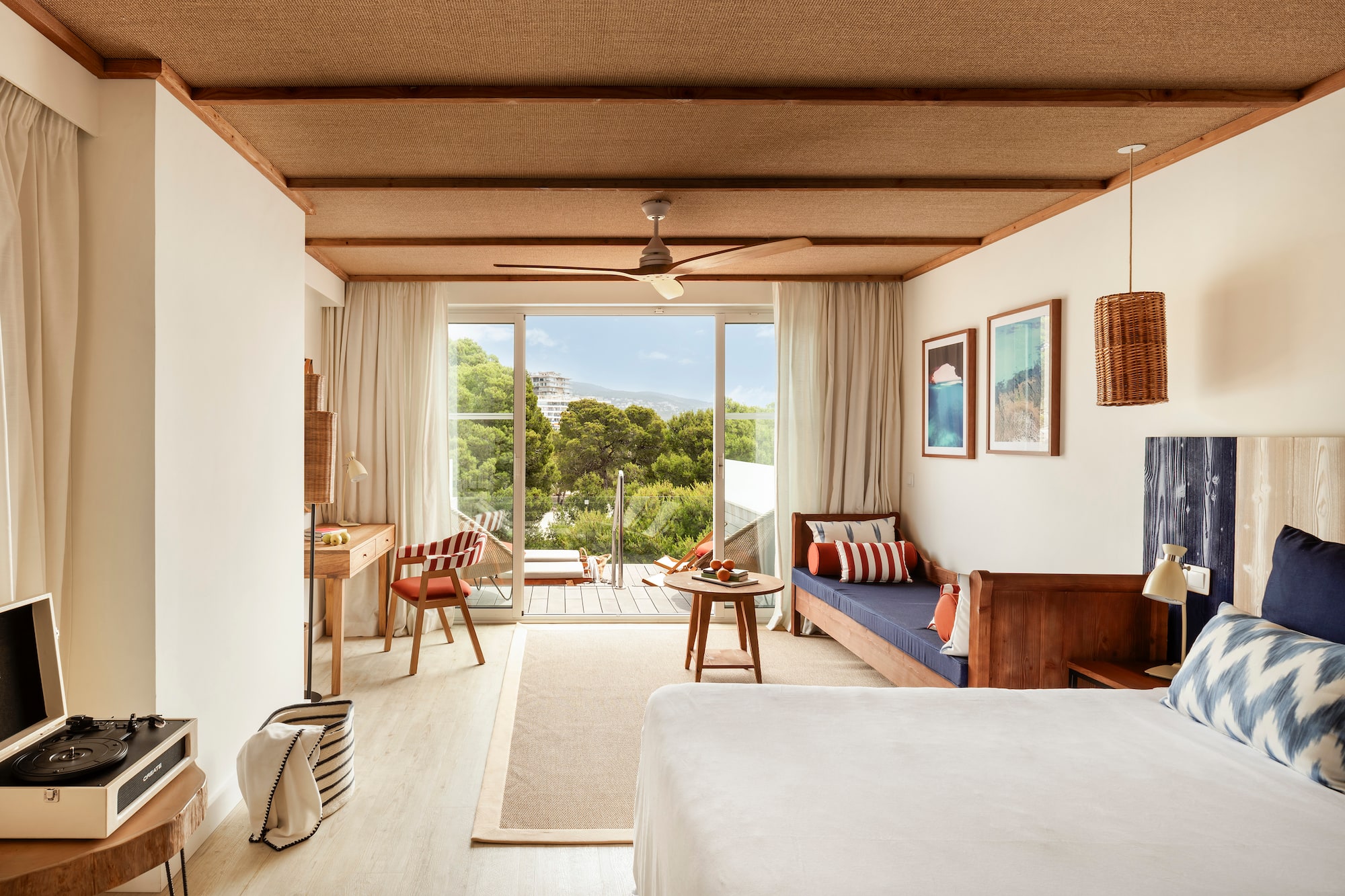 habitación con cama, mesa y sillas