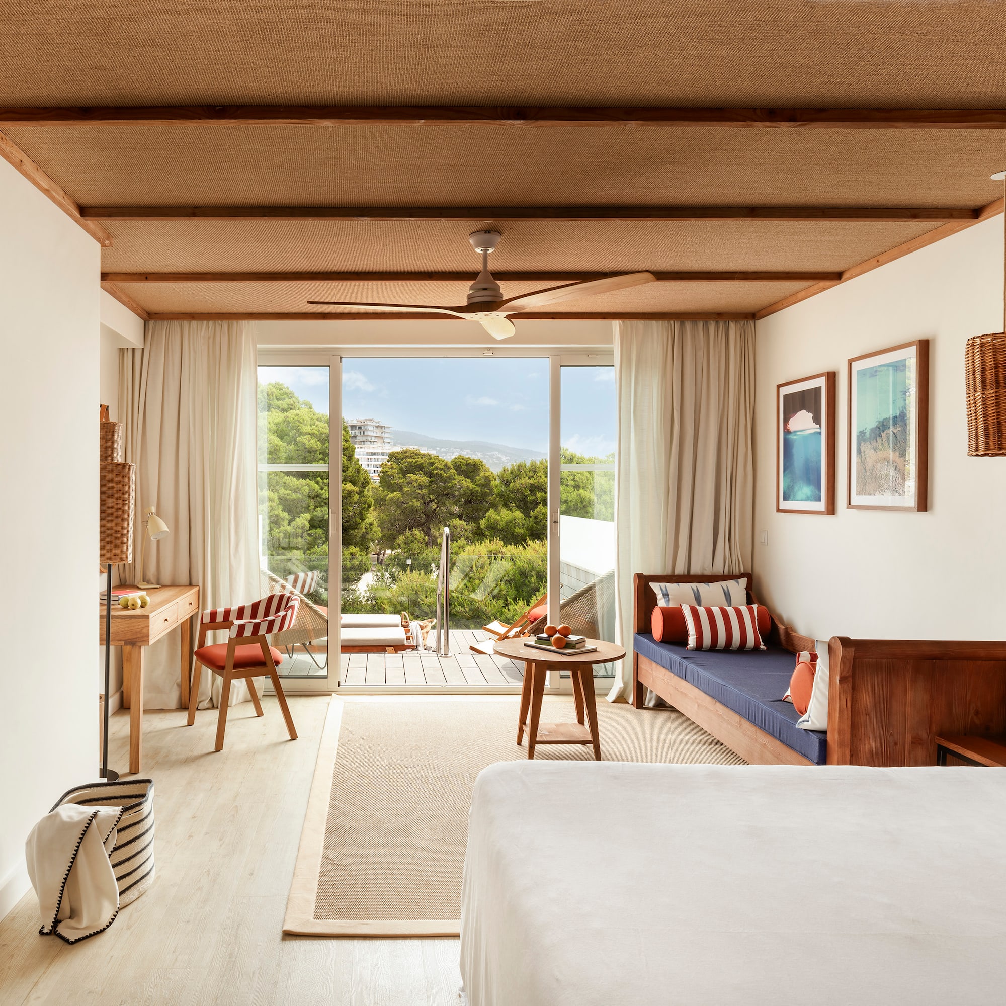 habitación con cama, mesa y sillas