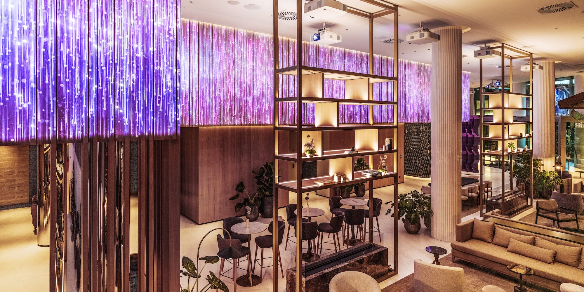 een woonkamer met paarse banken en een tafel