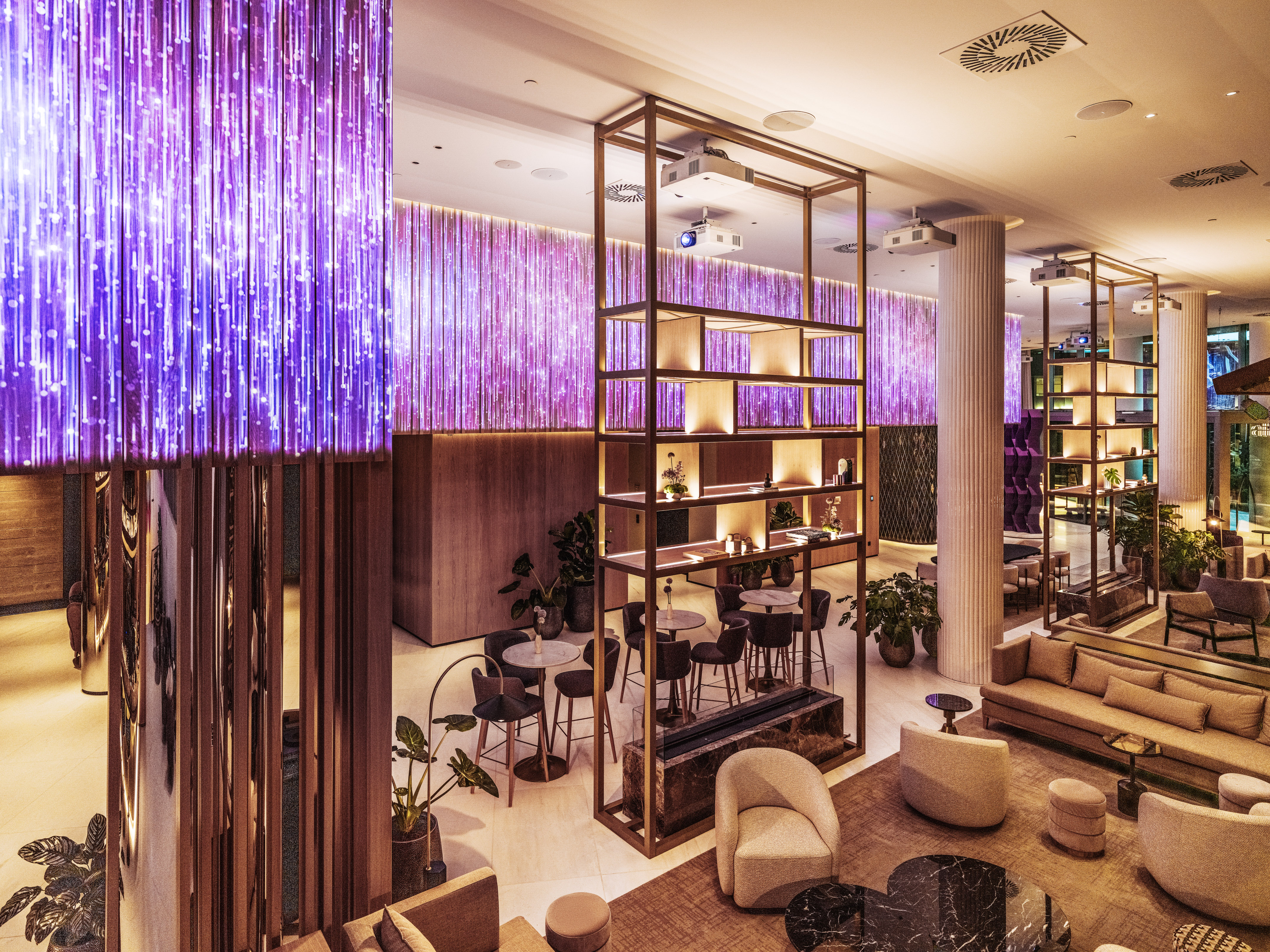 een woonkamer met paarse banken en een tafel