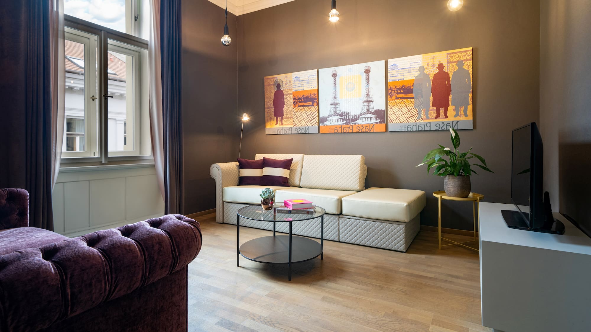 ein Zimmer mit Schreibtisch und Stuhl