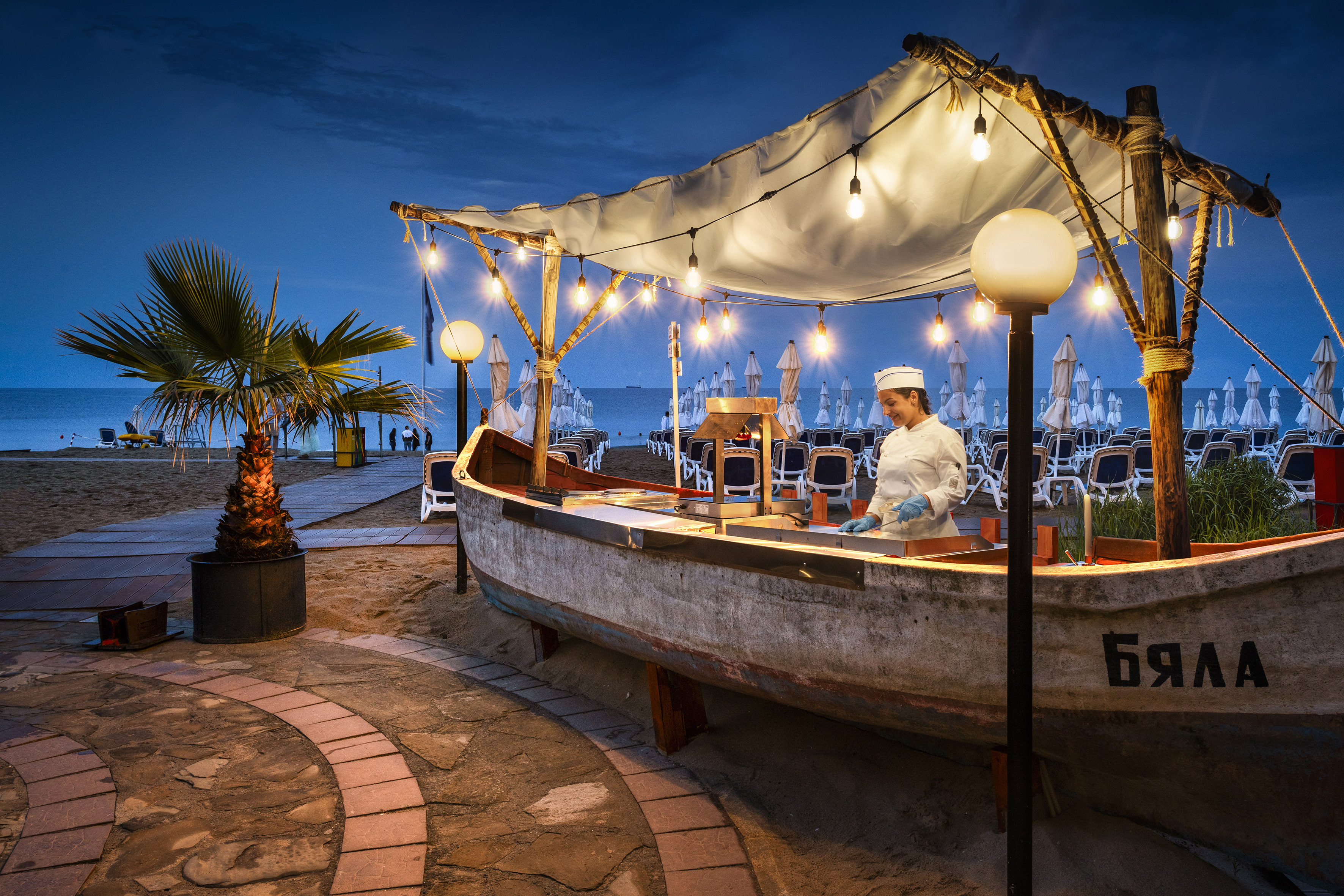 a man standing at a bar - Morsko Oko, Cucina locale - SOL Luna Bay, Obzor