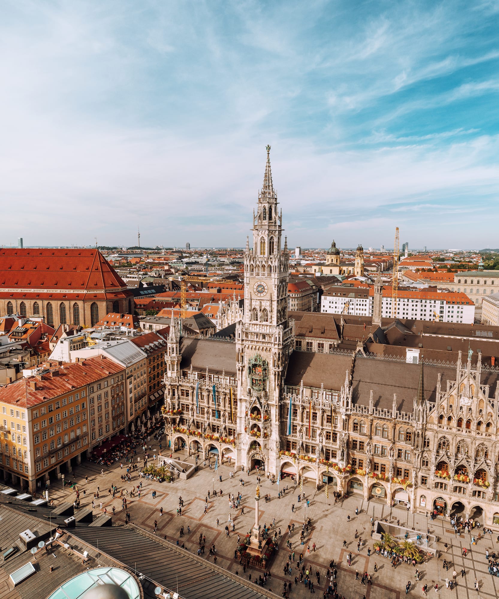 Marienplatz, Múnich: plaza con Neues Rathaus gótico y Frauenkirche.