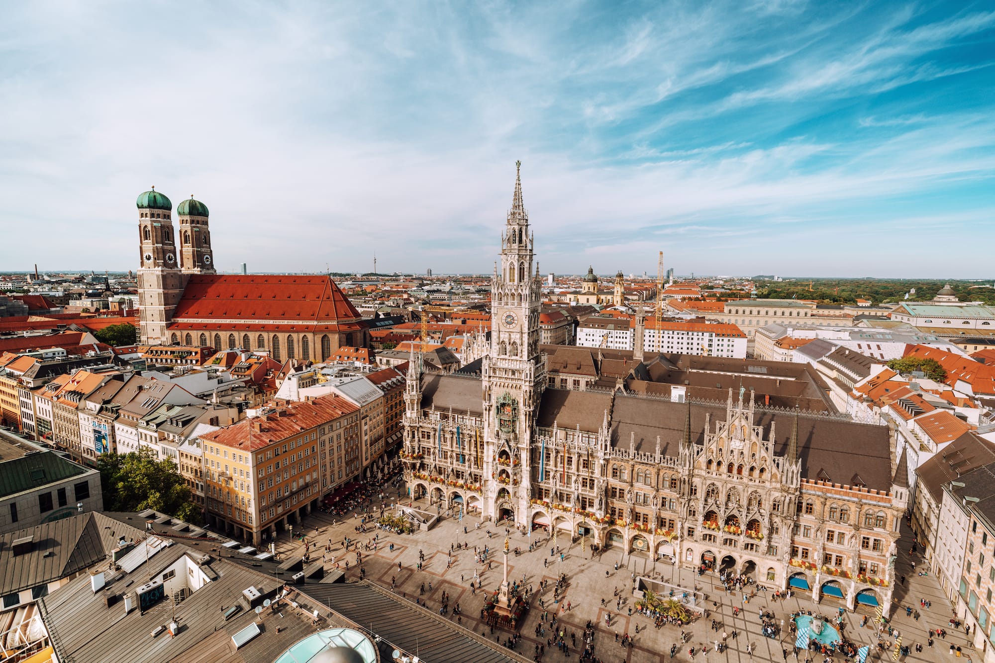 Vista aérea de Marienplatz, Nuevo Ayuntamiento y Frauenkirche en Múnich, Alemania.