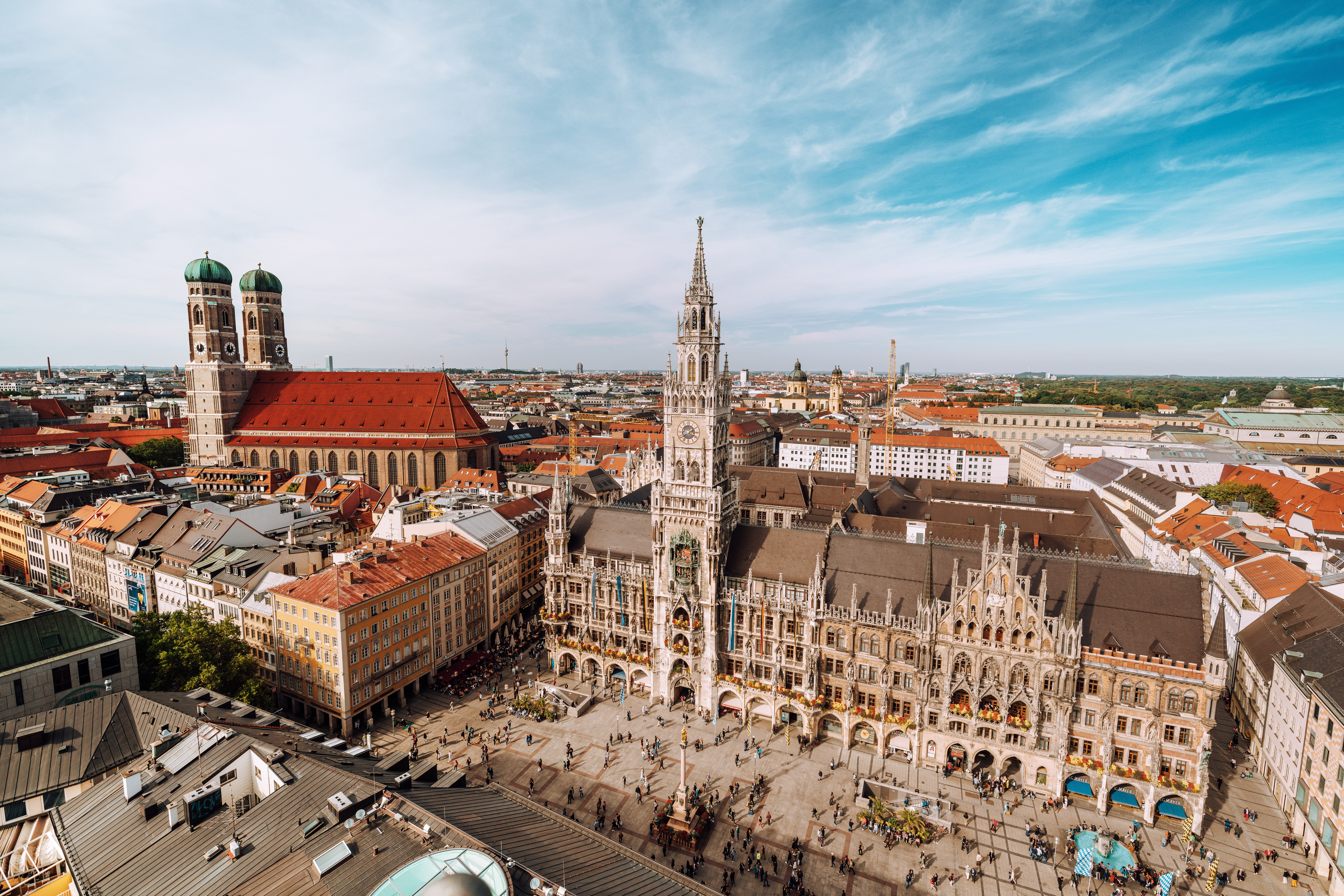 Marienplatz, Múnich: plaza con Neues Rathaus gótico y Frauenkirche.