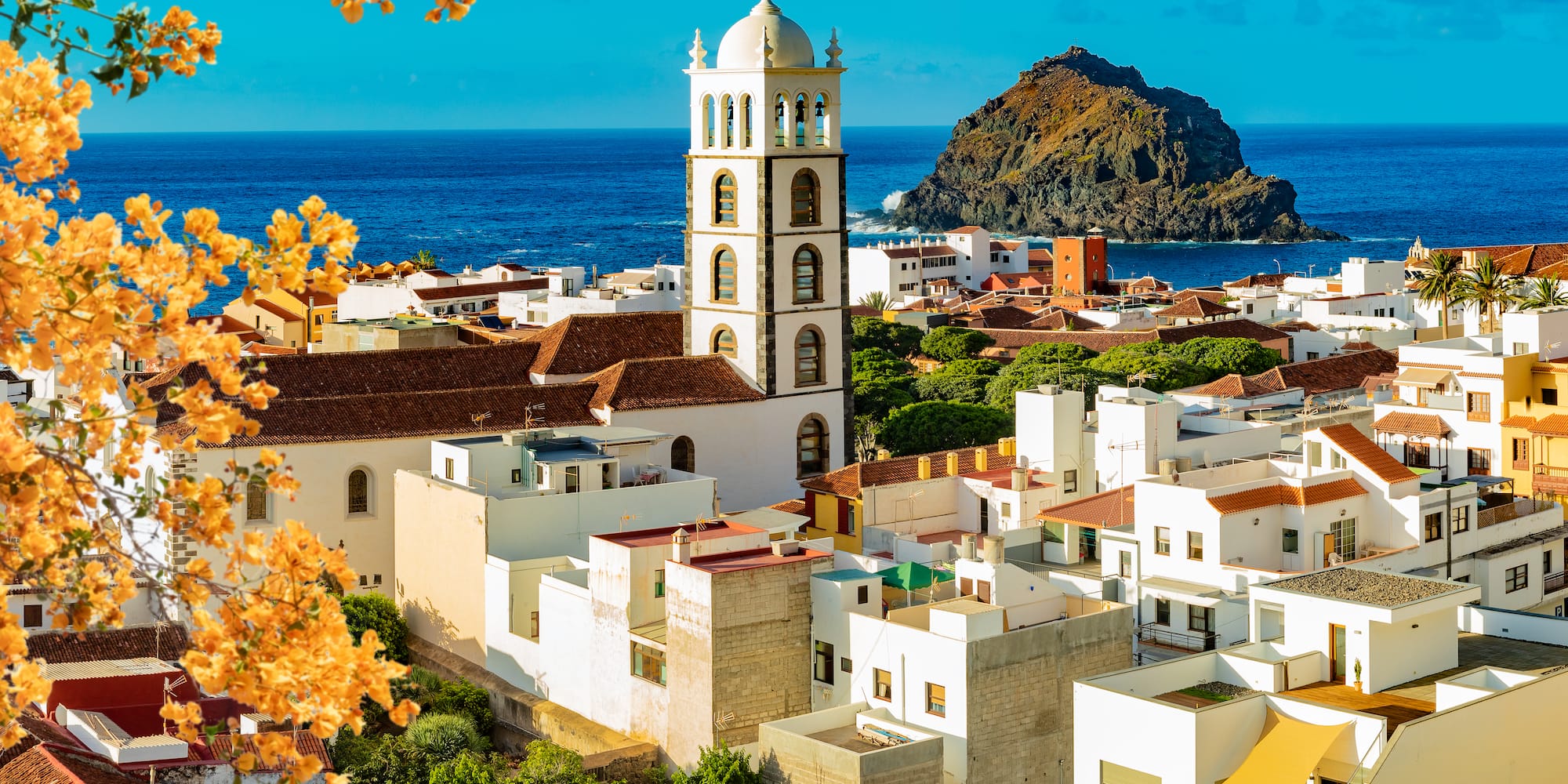 Garachico, Tenerife: iglesia, casas blancas, mar azul y Roque.