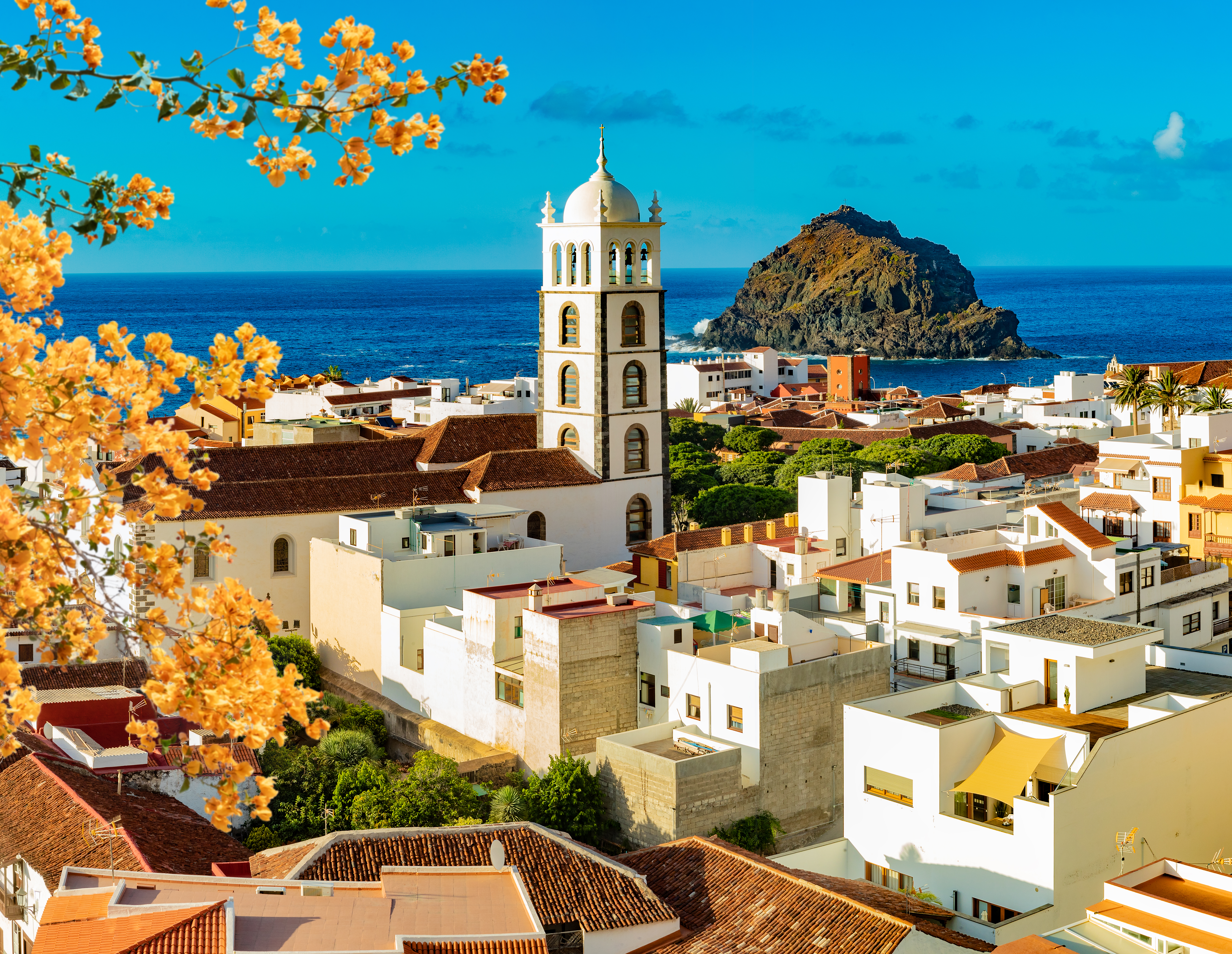 Garachico, Tenerife: iglesia, casas blancas, mar azul y Roque.