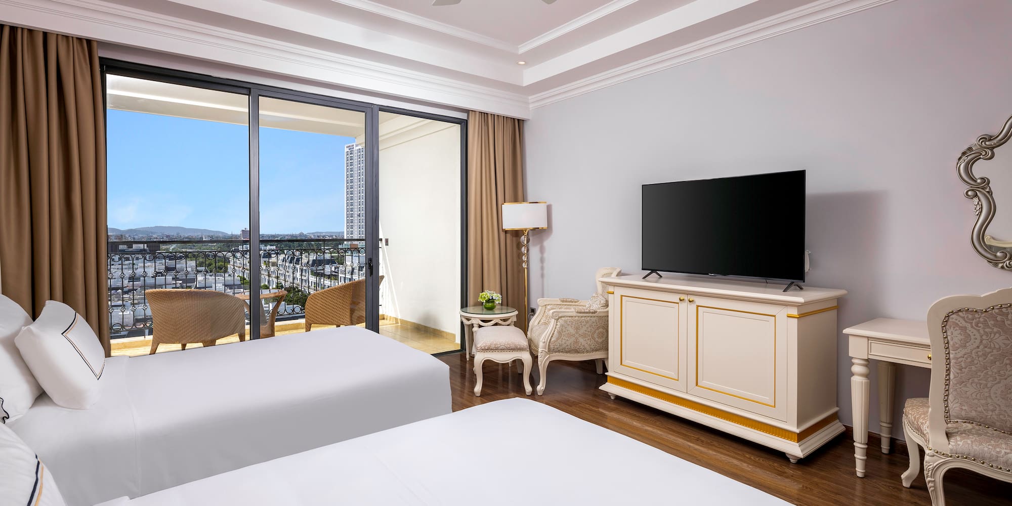 um quarto com duas camas e uma televisão