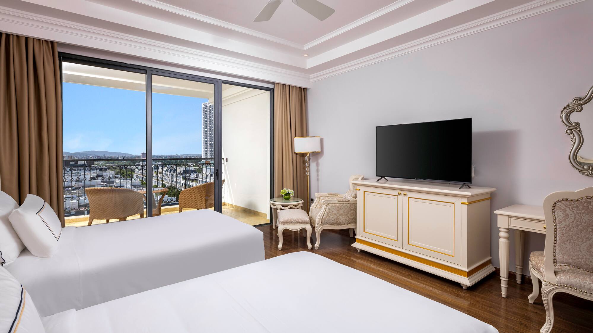 um quarto com duas camas e uma televisão