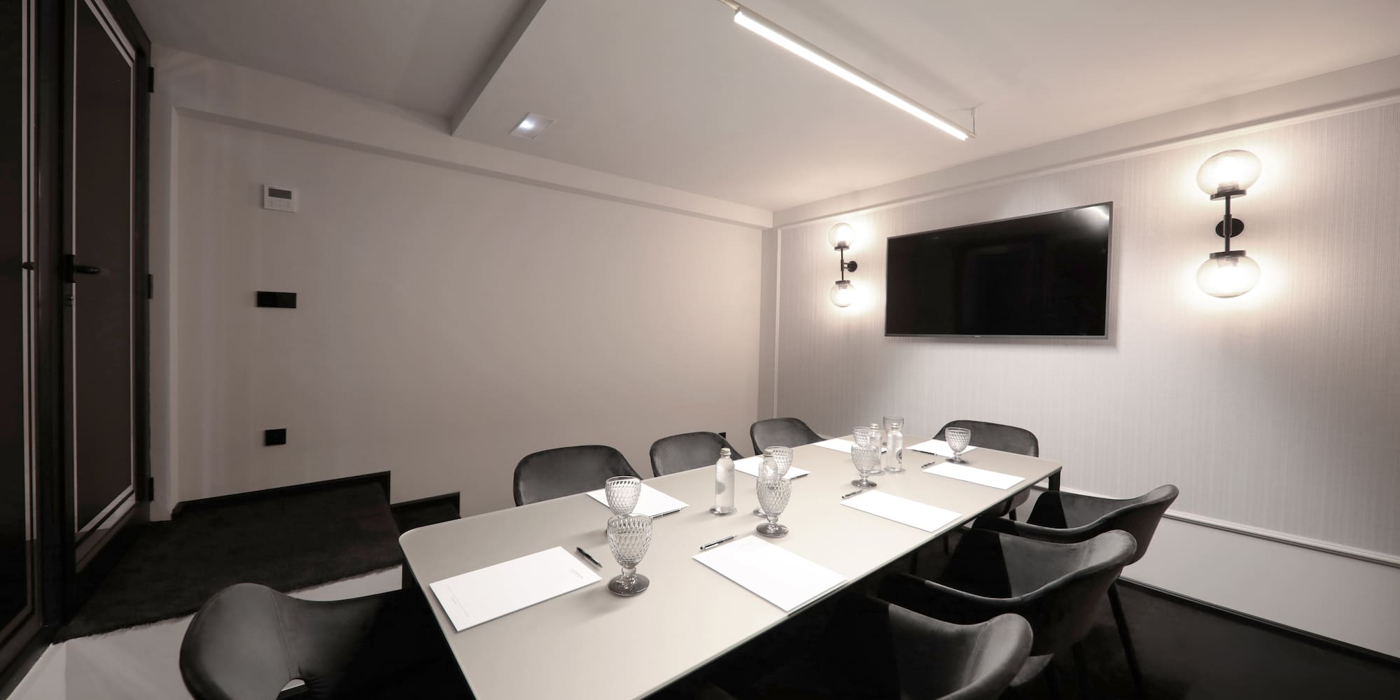 um quarto com um tapete redondo e um espelho