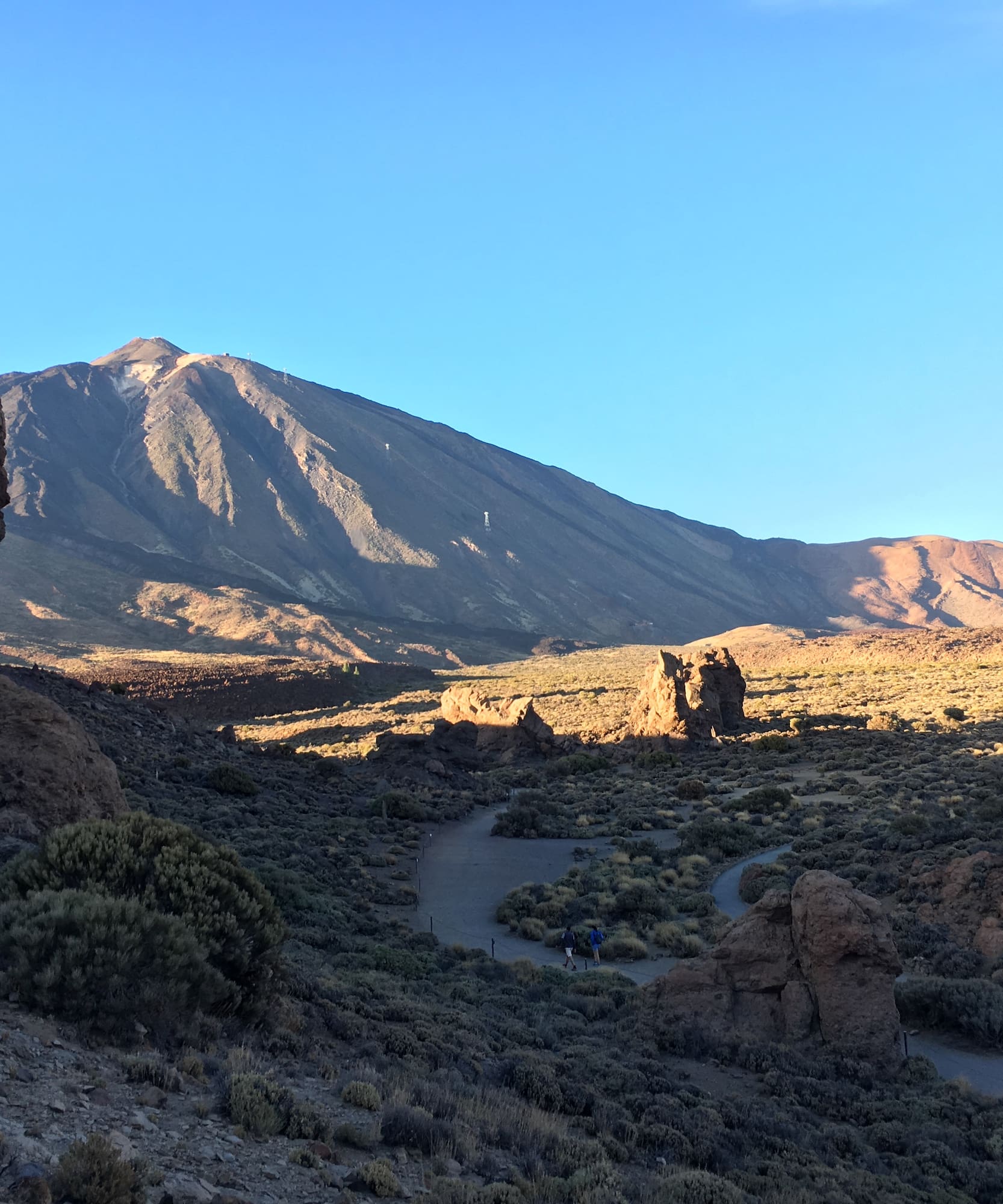 Paisaje desértico del Teide, Tenerife, con rocas singulares y sendero.