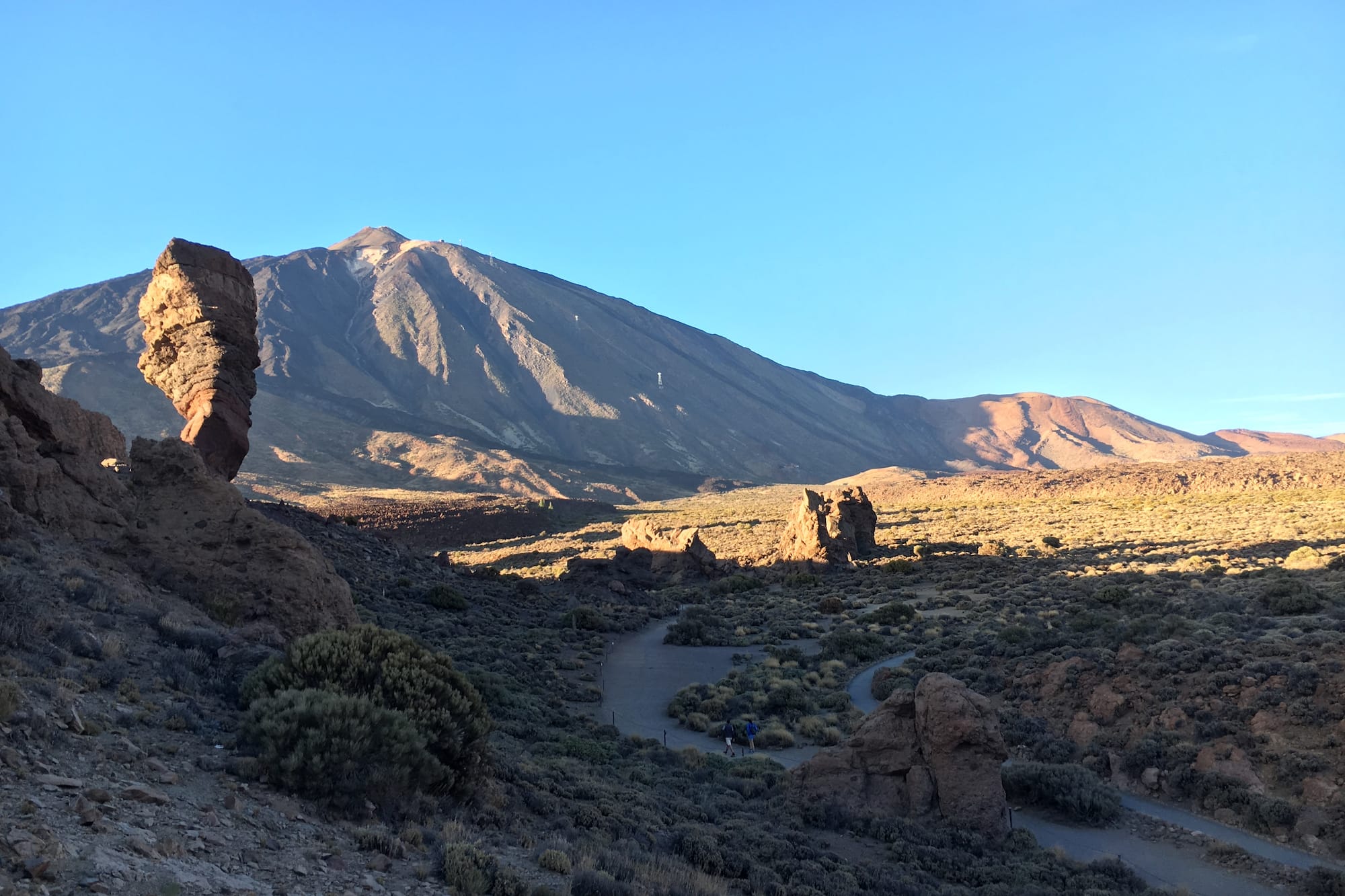 Paisaje desértico del Teide, Tenerife, con rocas singulares y sendero.