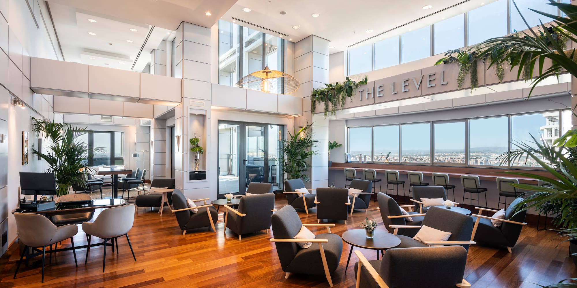 místnost se židlemi a stoly