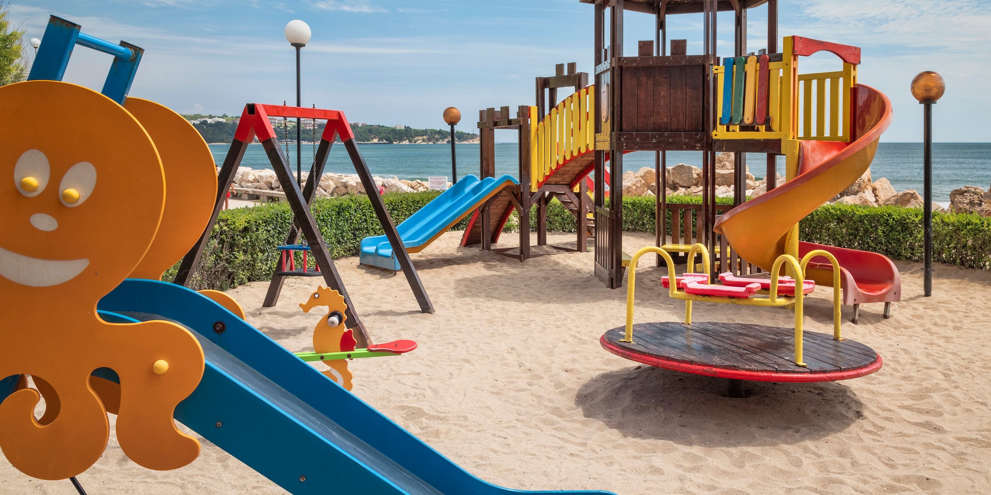 ein Spielplatz mit Rutsche und Klettergerüst