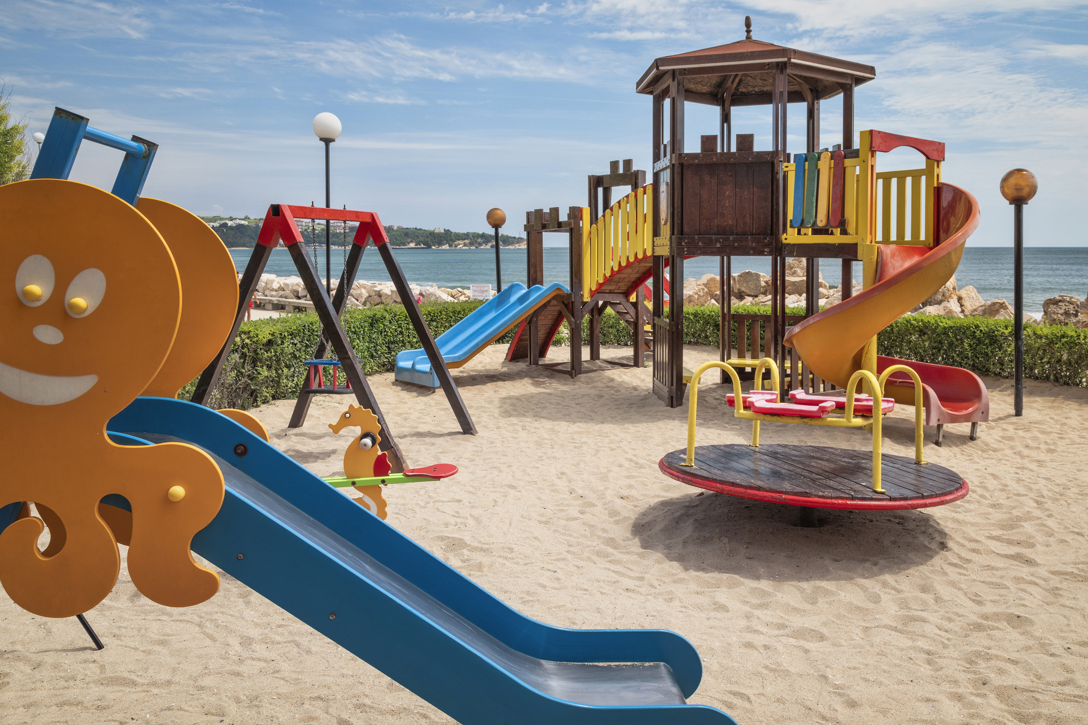 ein Spielplatz mit Rutsche und Klettergerüst