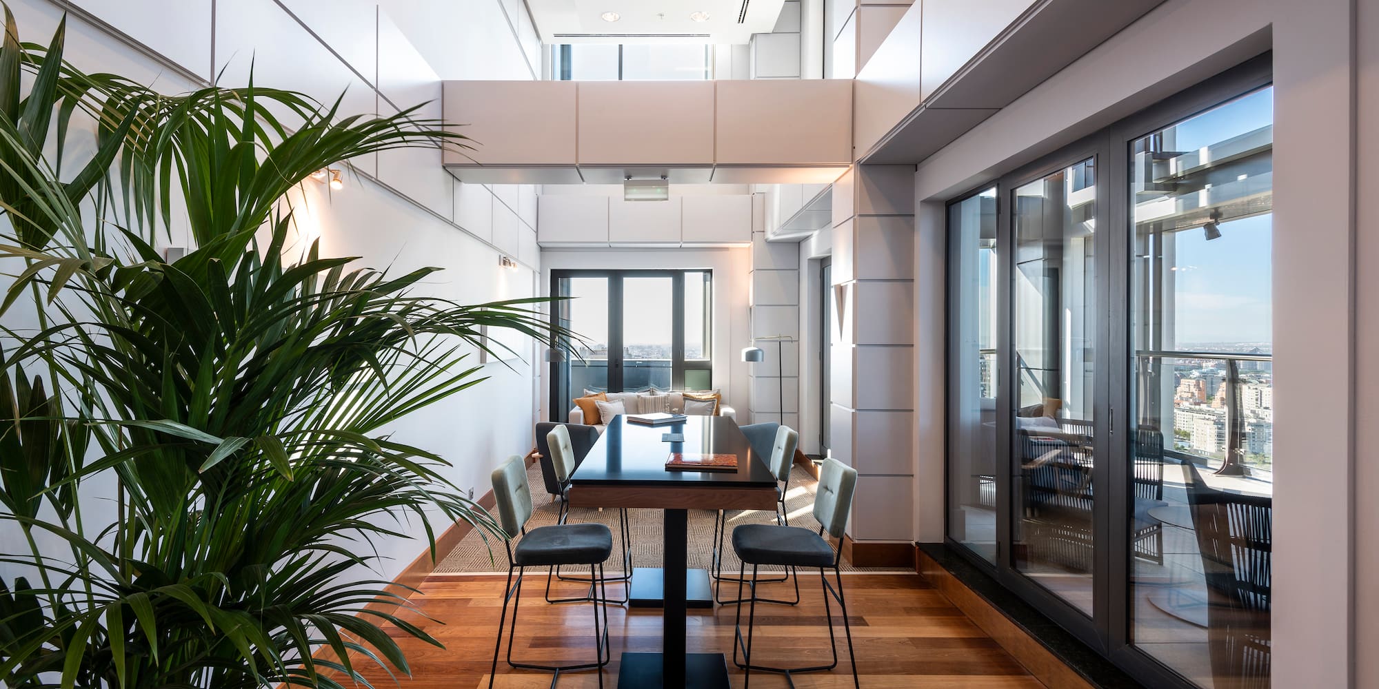 místnost se stolem a židlemi