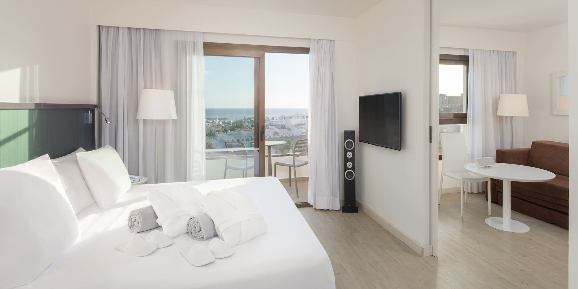 een slaapkamer met een groot bed en een televisie