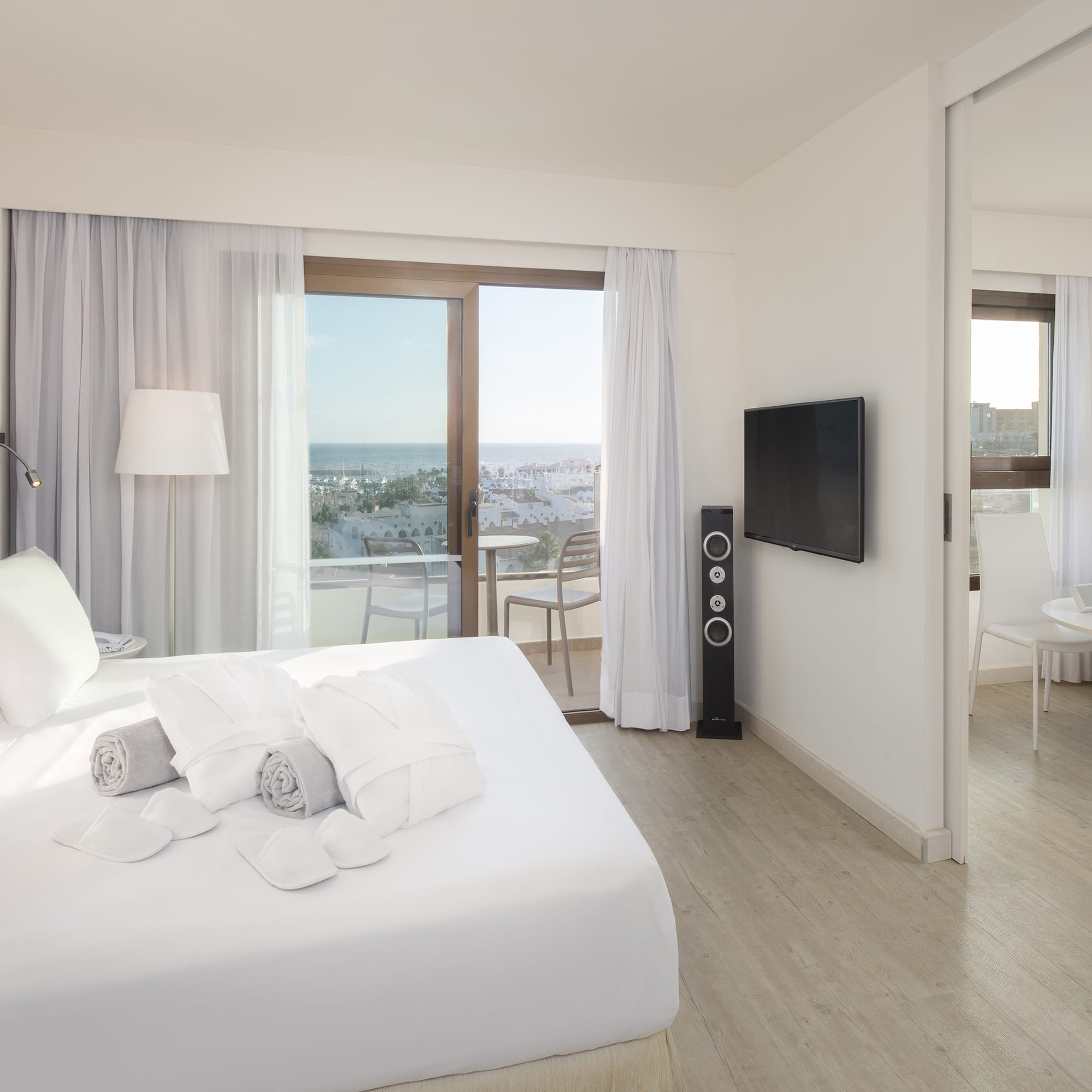 une chambre avec un grand lit et une télévision