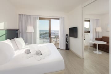 une chambre avec un grand lit et une télévision
