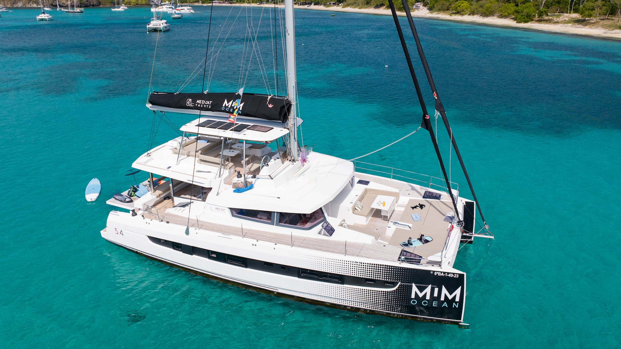 Catamarán MIM Ocean de Med Cat Yachts en aguas turquesas tropicales.