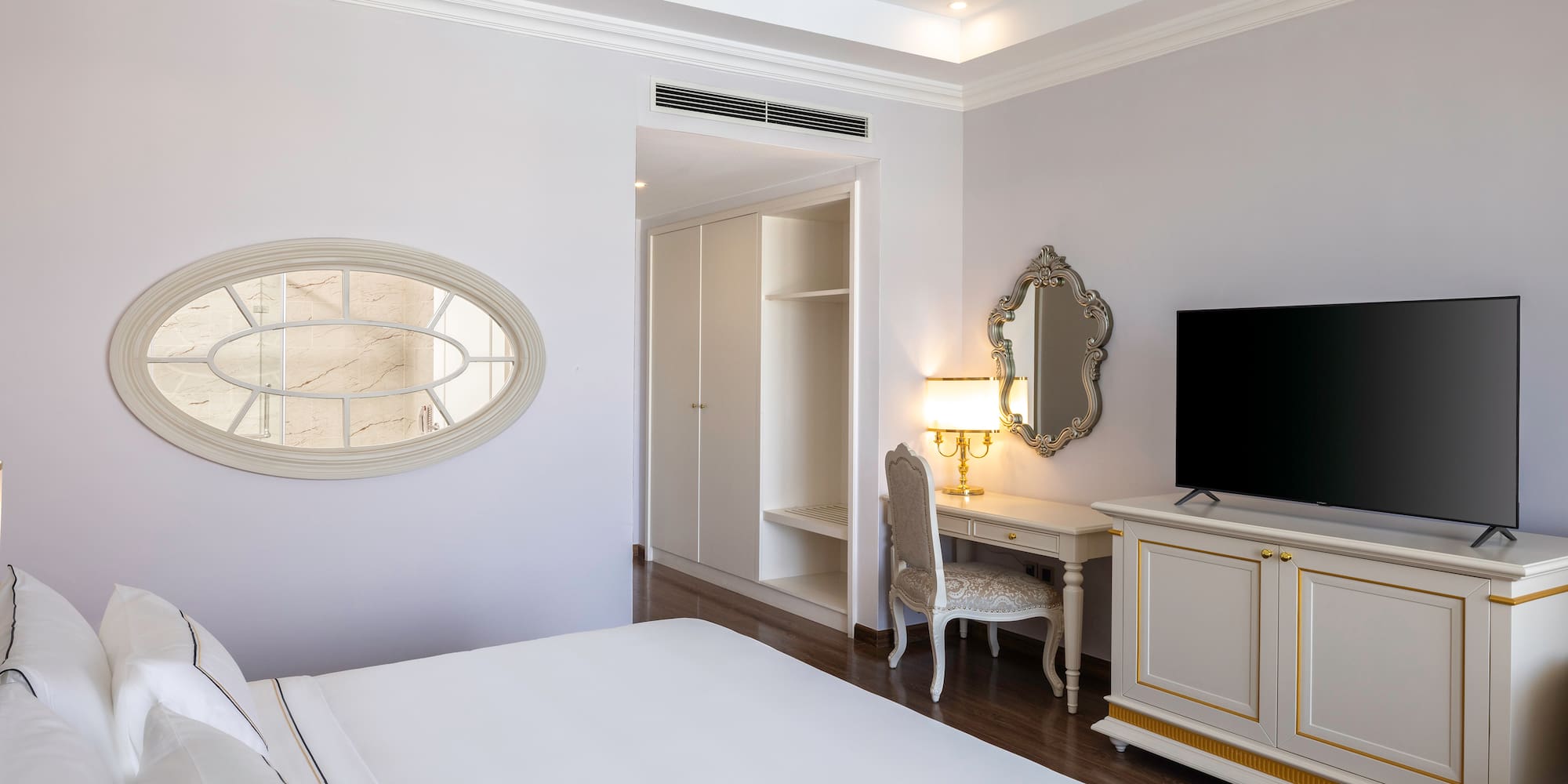 um quarto com uma cama e um espelho