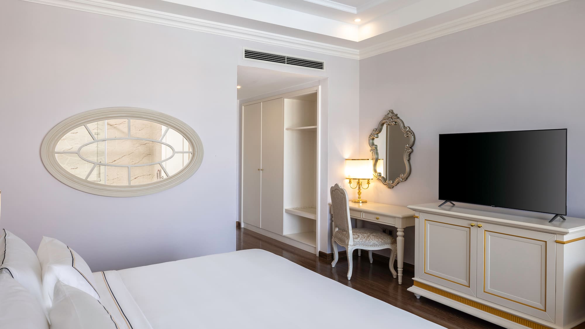 um quarto com uma cama e um espelho