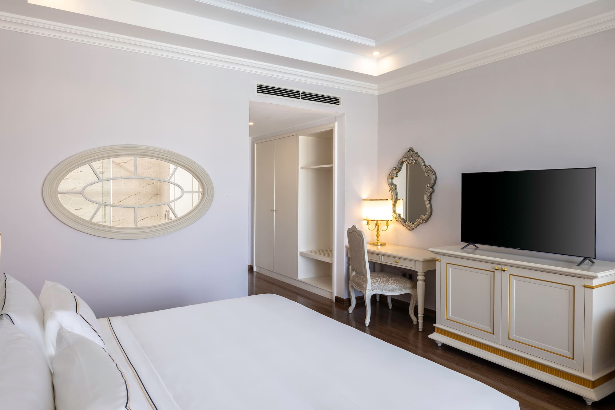 phòng có giường và gương