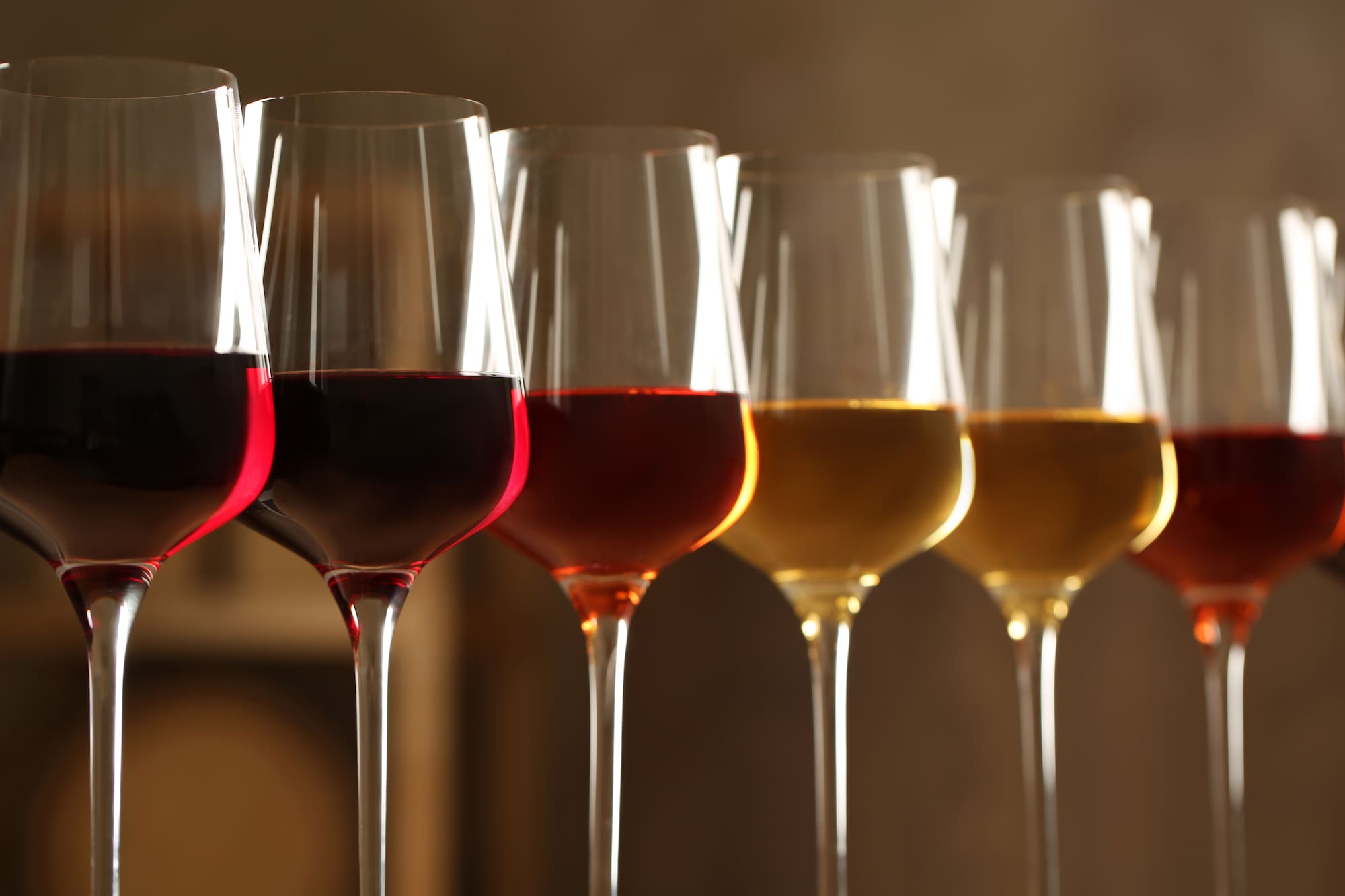 Cata de vinos: copas con tinto, blanco y rosado alineadas.