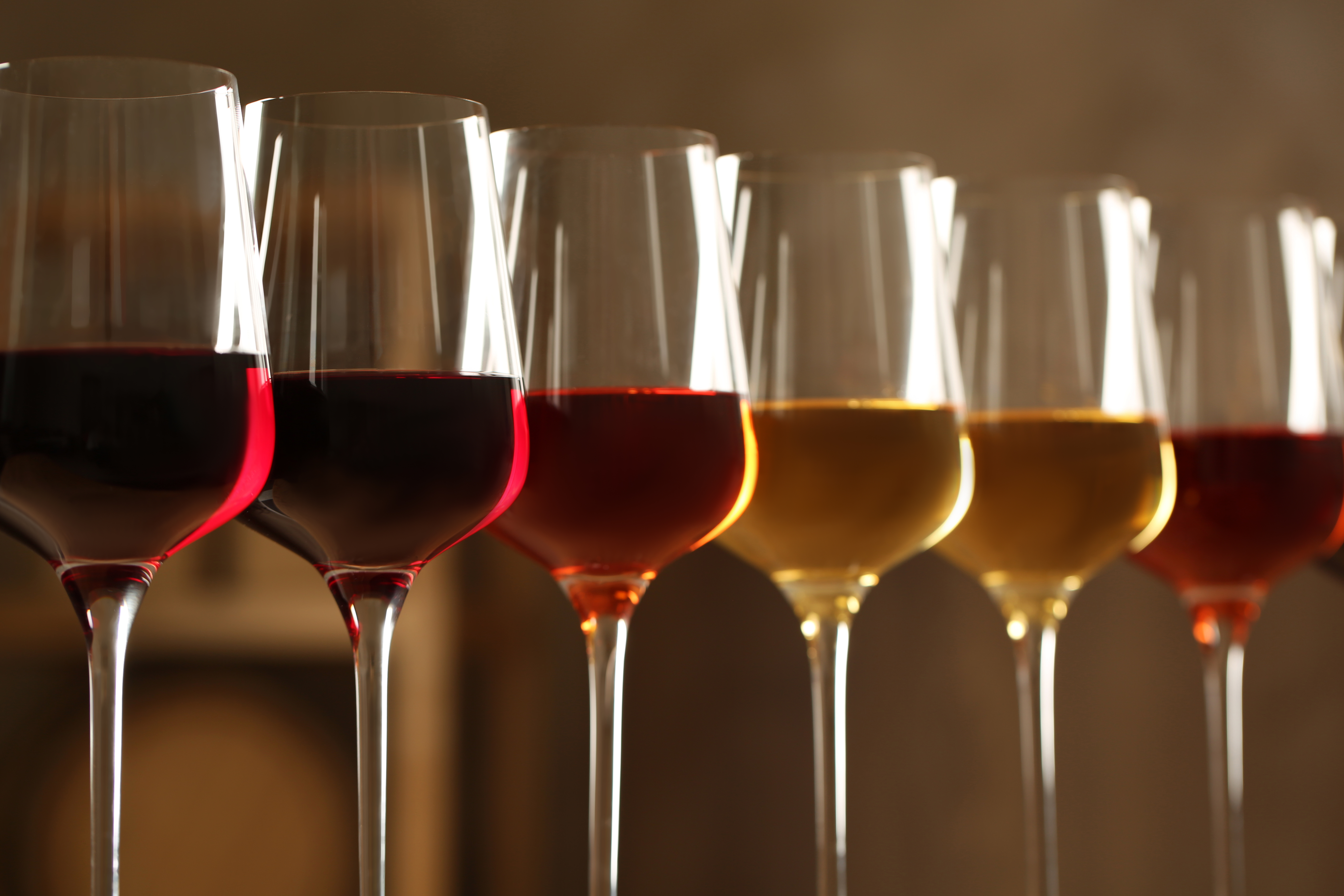 Cata de vinos: copas con tinto, blanco y rosado alineadas.