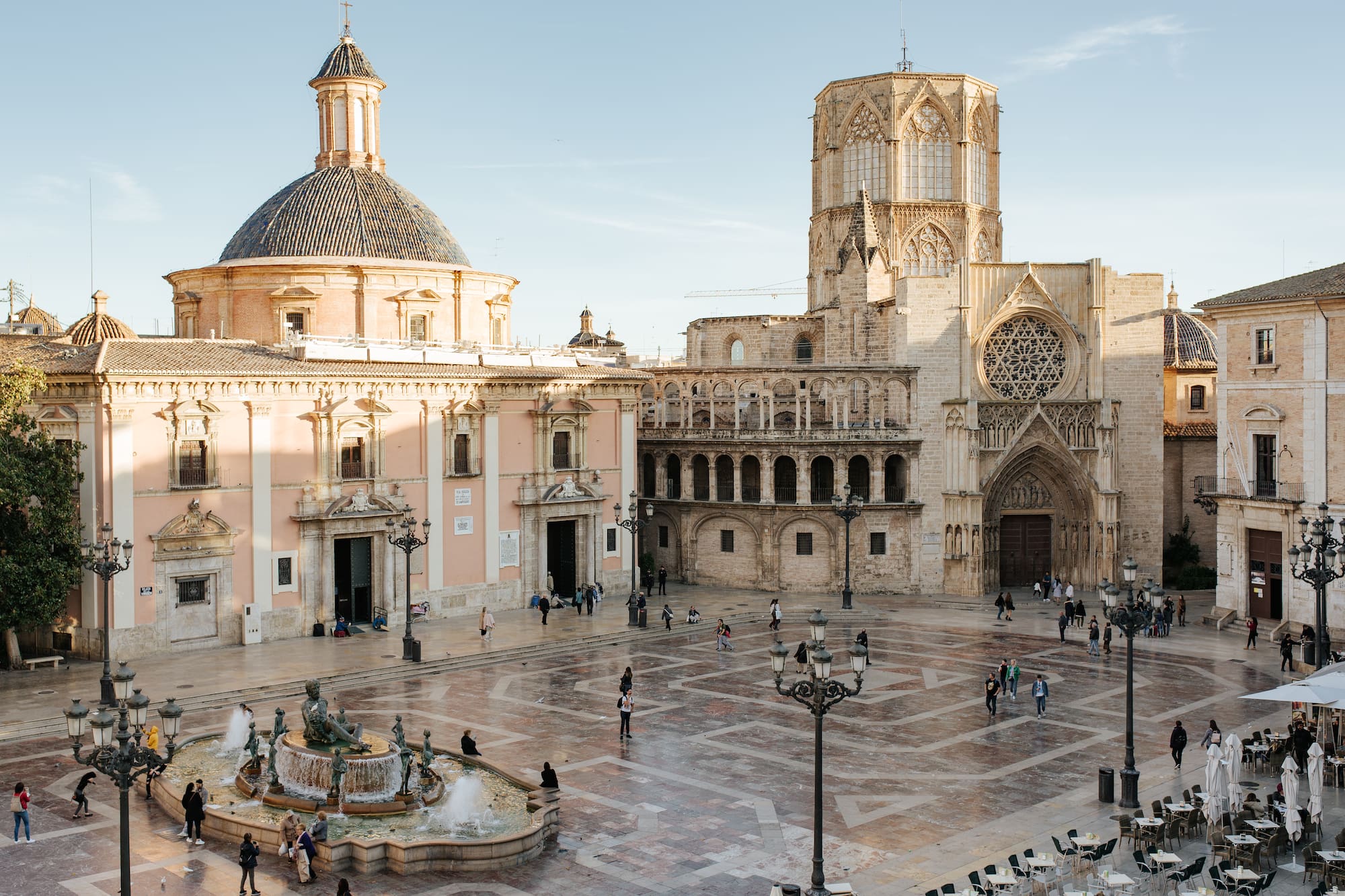 Plaza de la Virgen, Valencia: Catedral, Miguelete, Basílica y fuente.