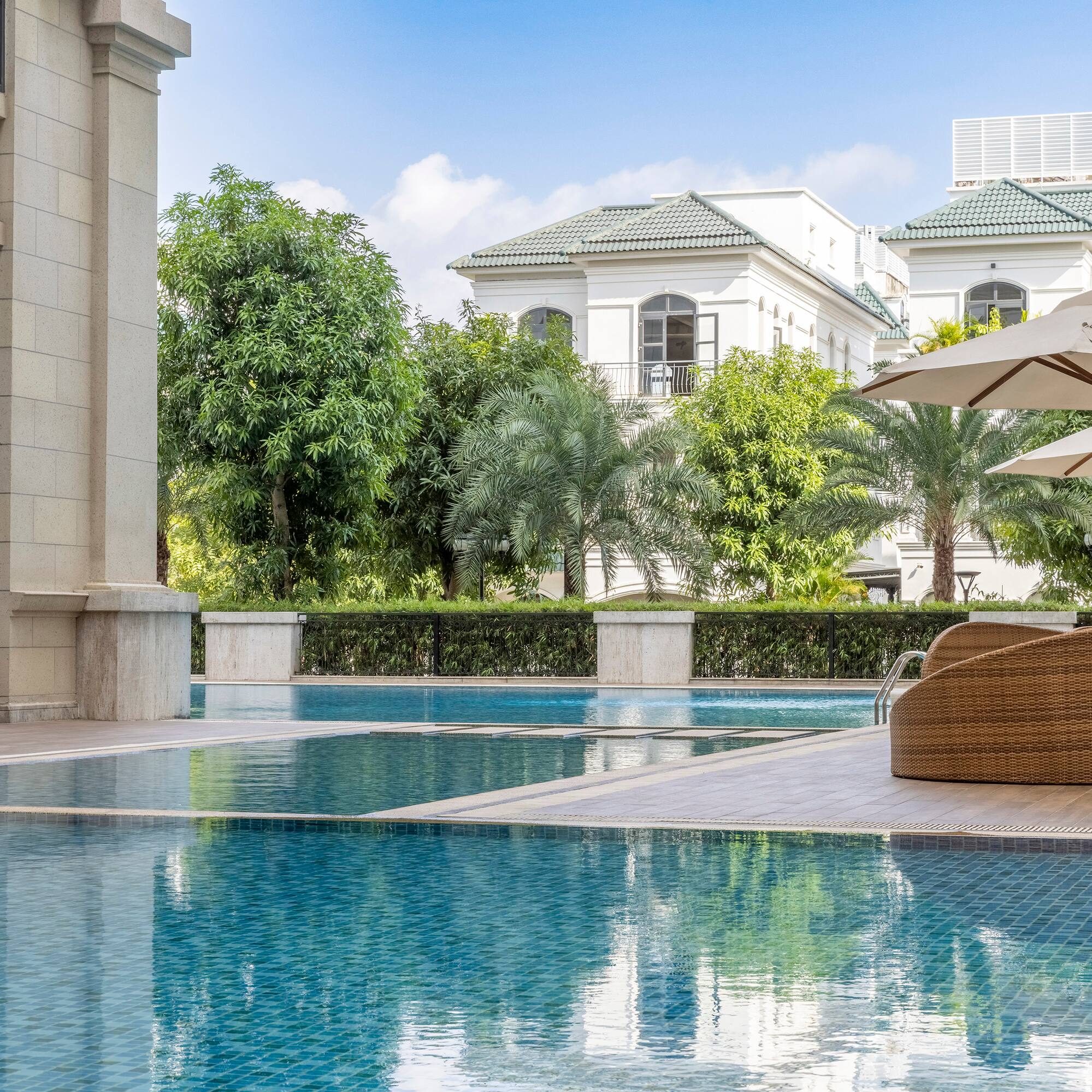 une piscine avec une chaise et des parasols