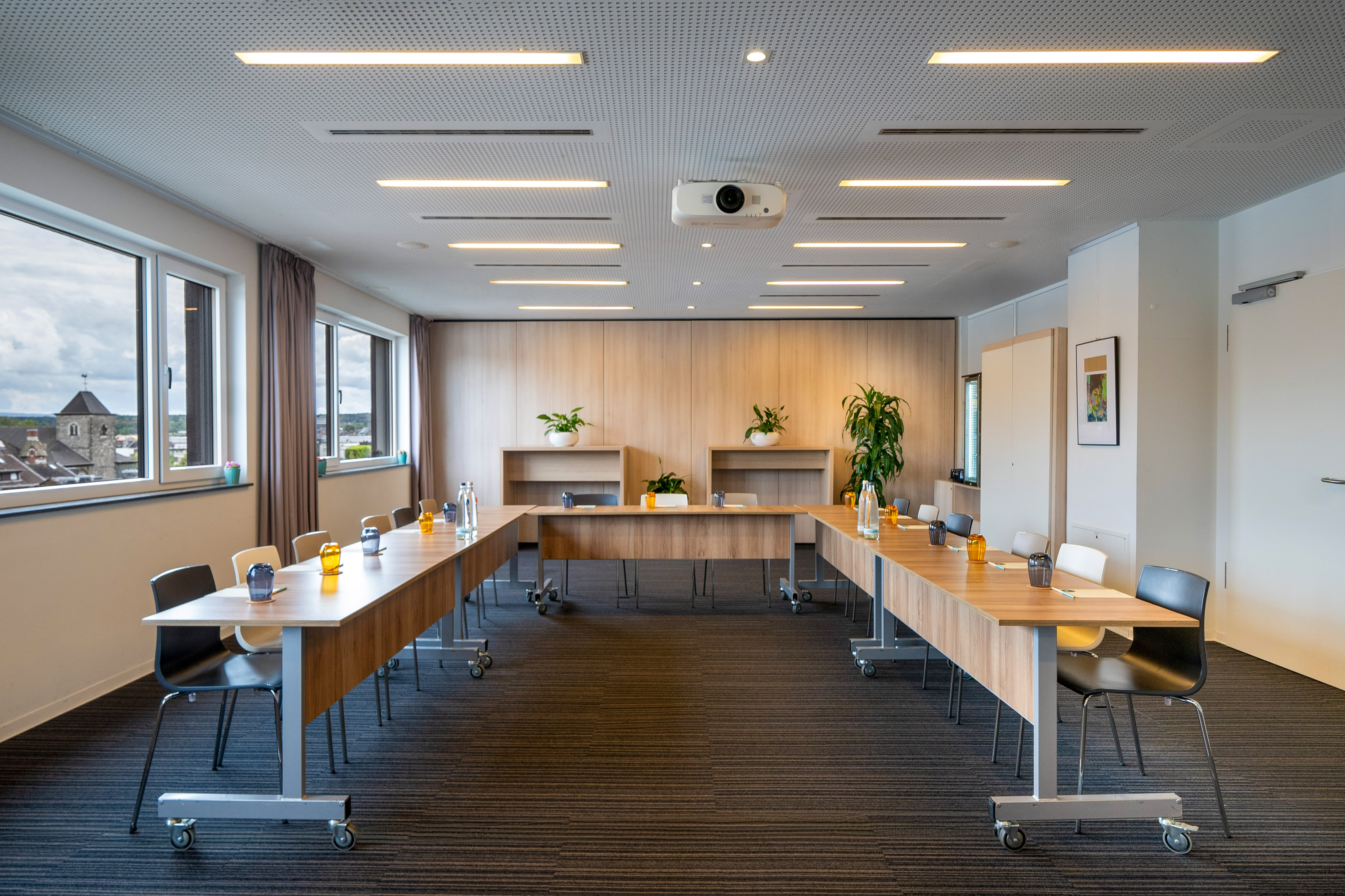 Modern hotel conference room, U-shaped tables, projector, city view. - Upper Eastside - INNSiDE Aachen, Aachen