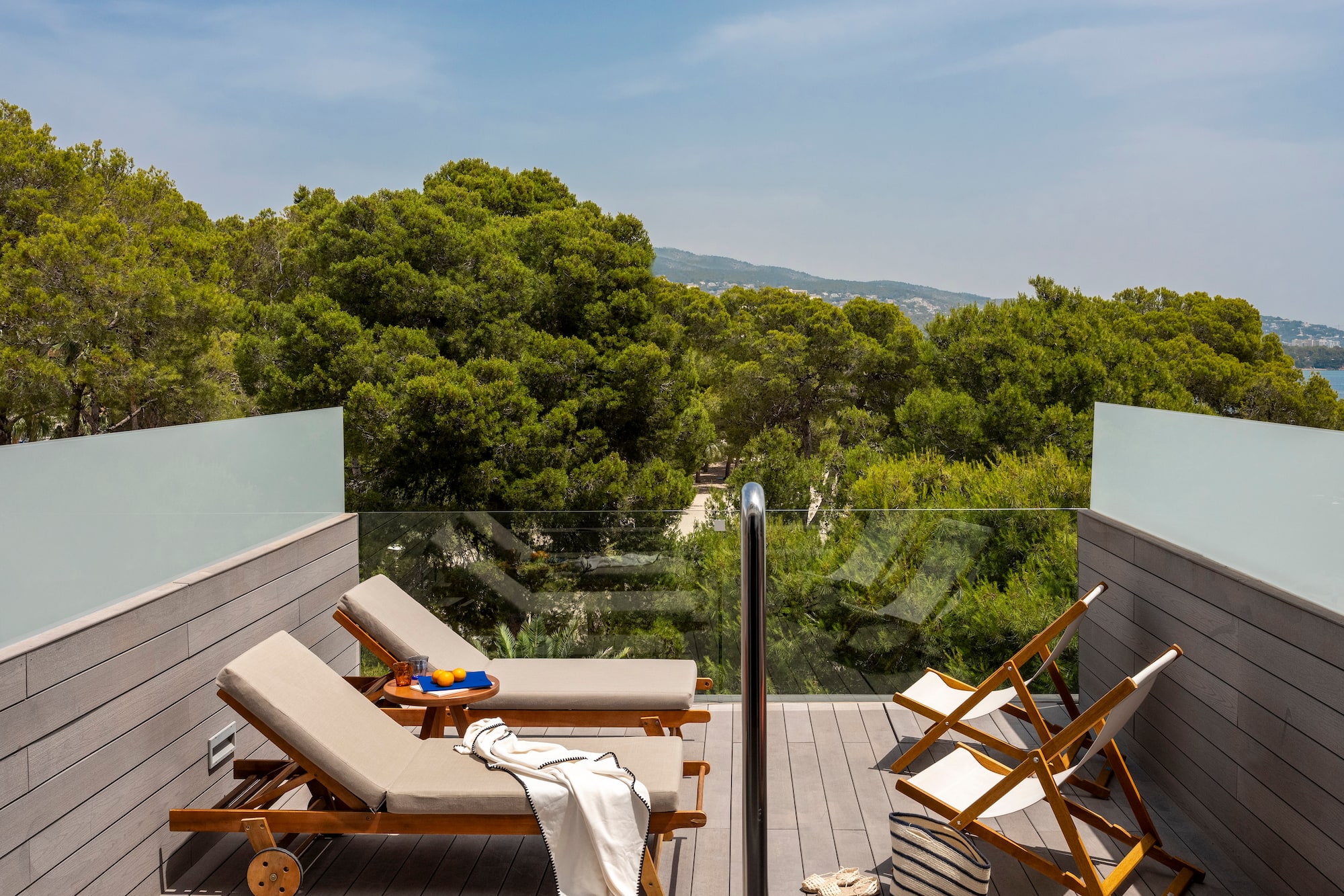 terraza con sillas y una mesa