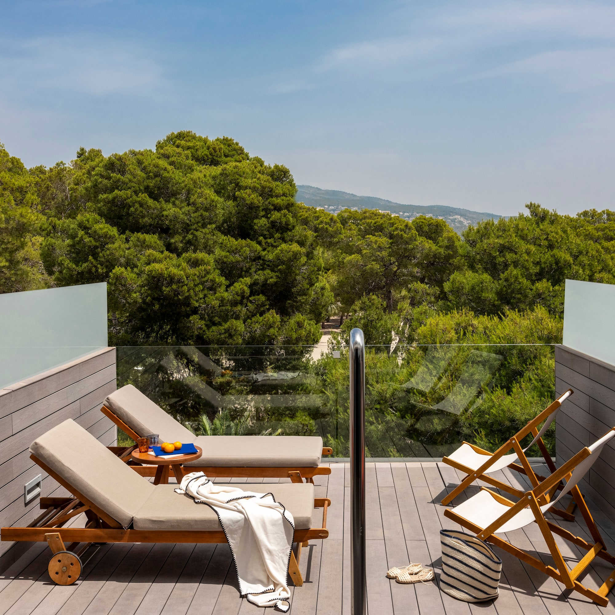 terraza con sillas y una mesa