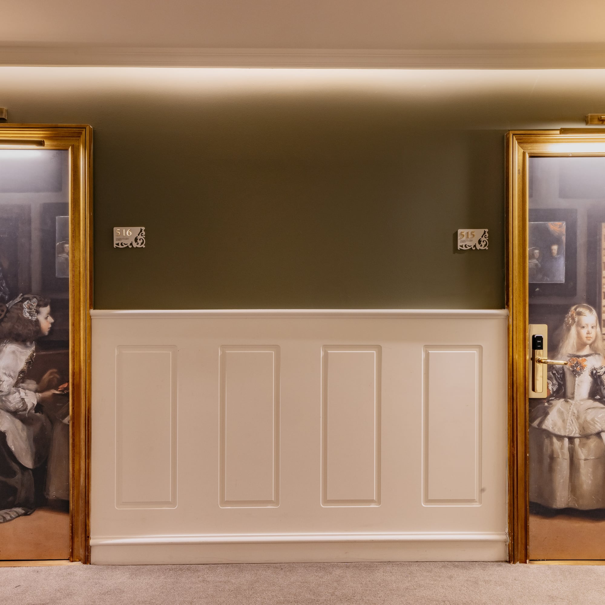 Puertas de hotel 516 y 515 con arte de Las Meninas de Velázquez en pasillo.