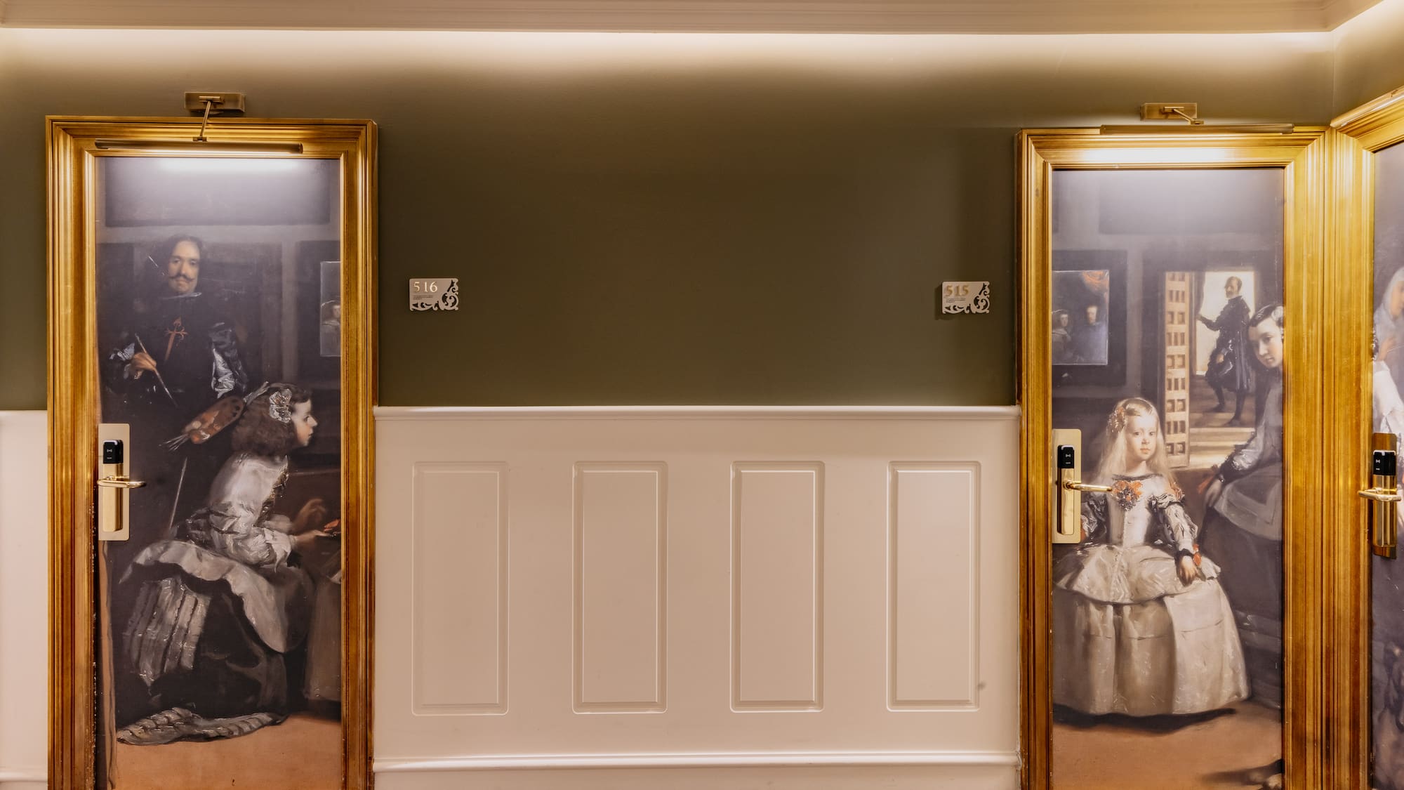 Puertas de hotel 516 y 515 con arte de Las Meninas de Velázquez en pasillo.