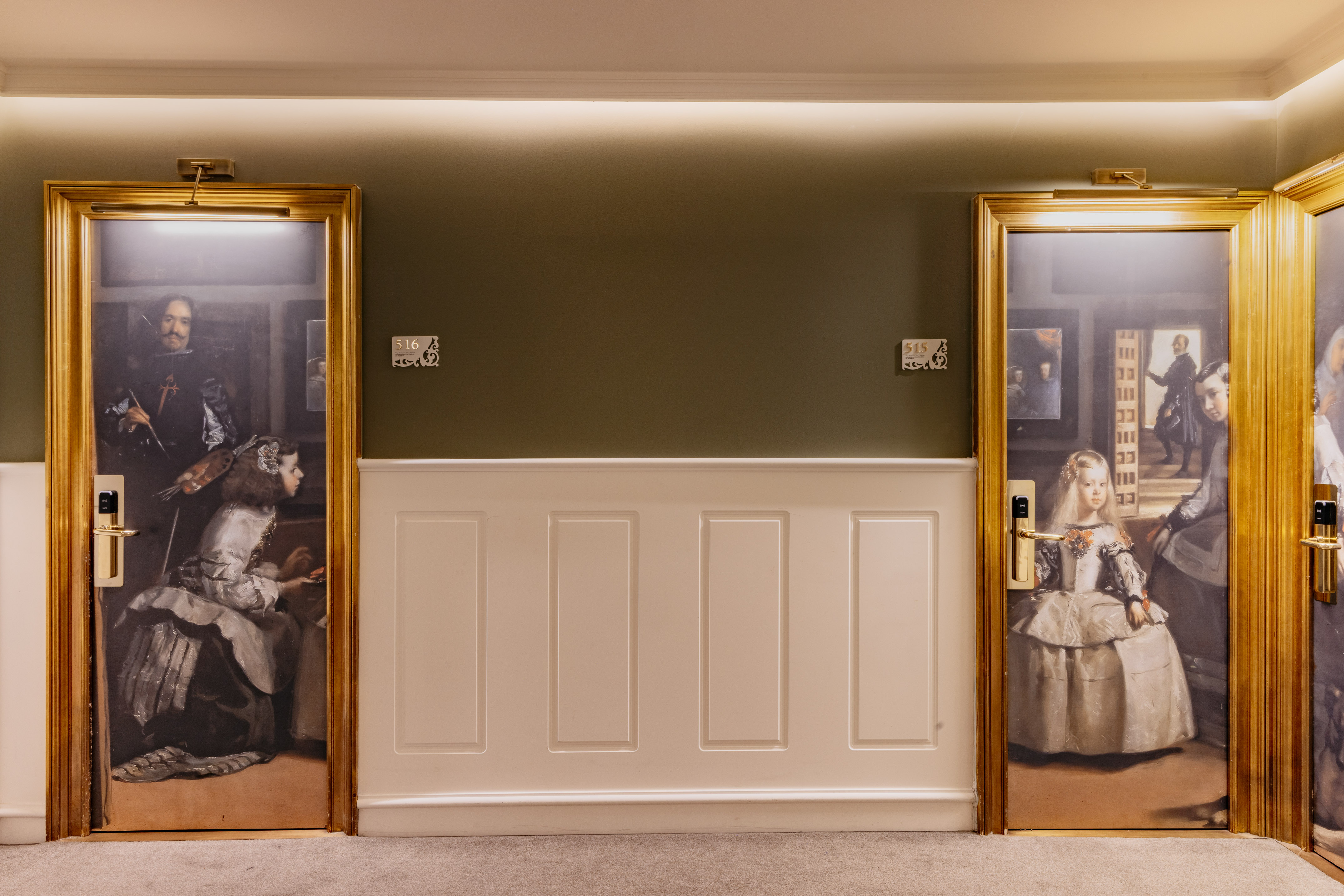 Puertas de hotel 516 y 515 con arte de Las Meninas de Velázquez en pasillo.