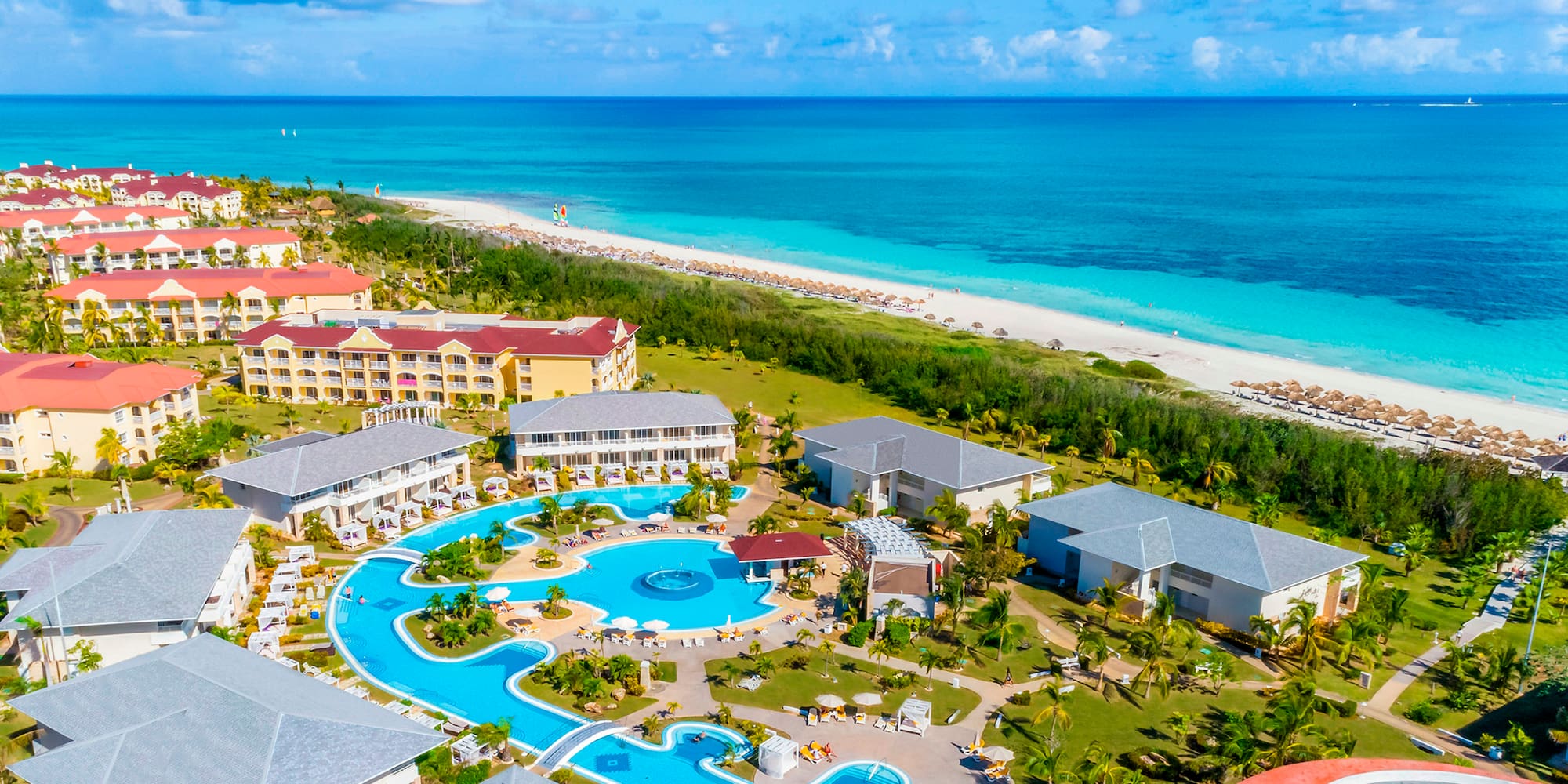 một hồ bơi và các tòa nhà bên bãi biển