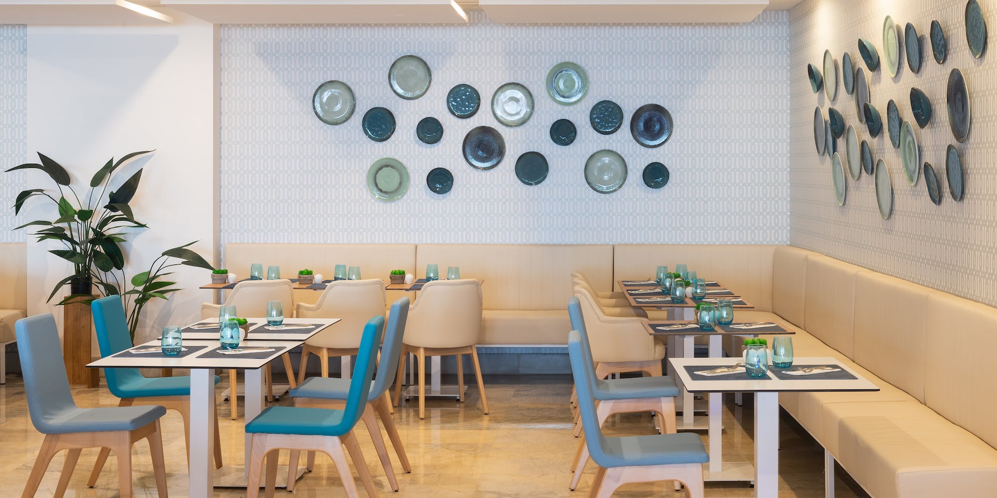 een restaurant met tafels en stoelen