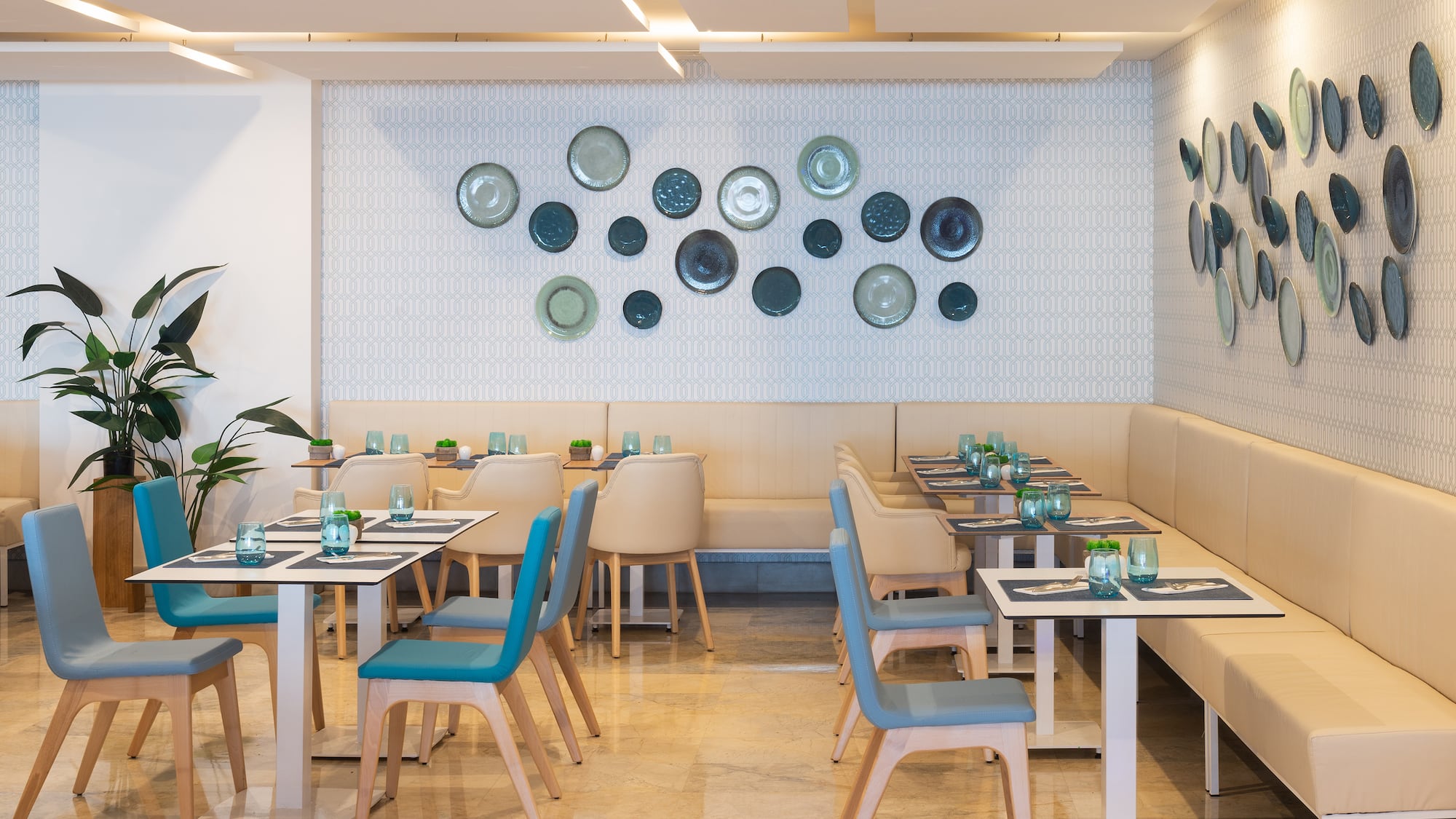 um restaurante com mesas e cadeiras