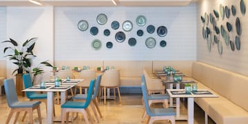 ein Restaurant mit Tischen und Stühlen am Strand