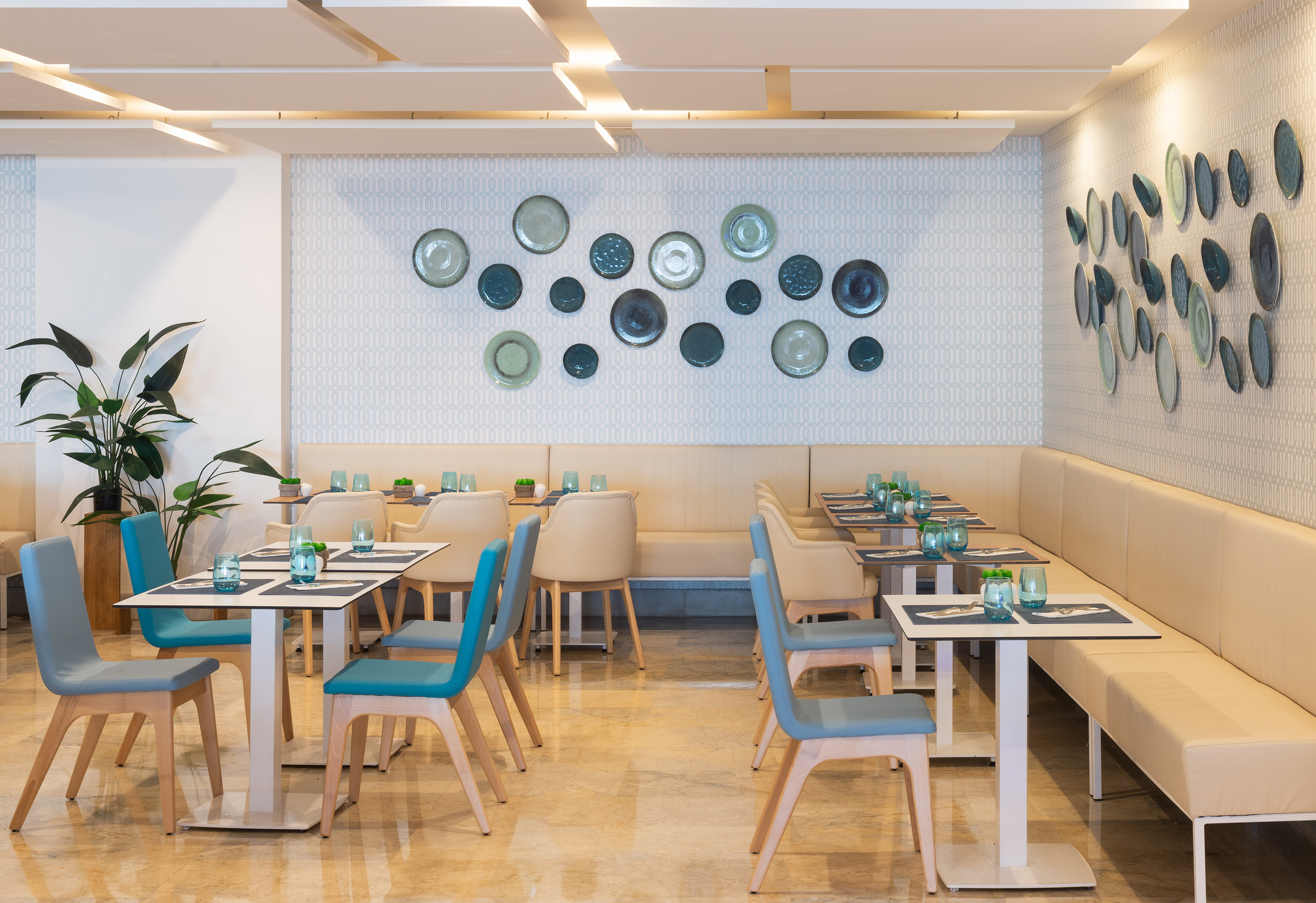 een restaurant met tafels en stoelen