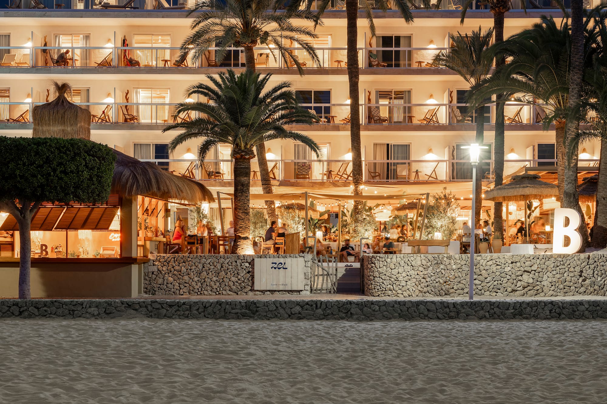 una camera con un albero e delle sedie