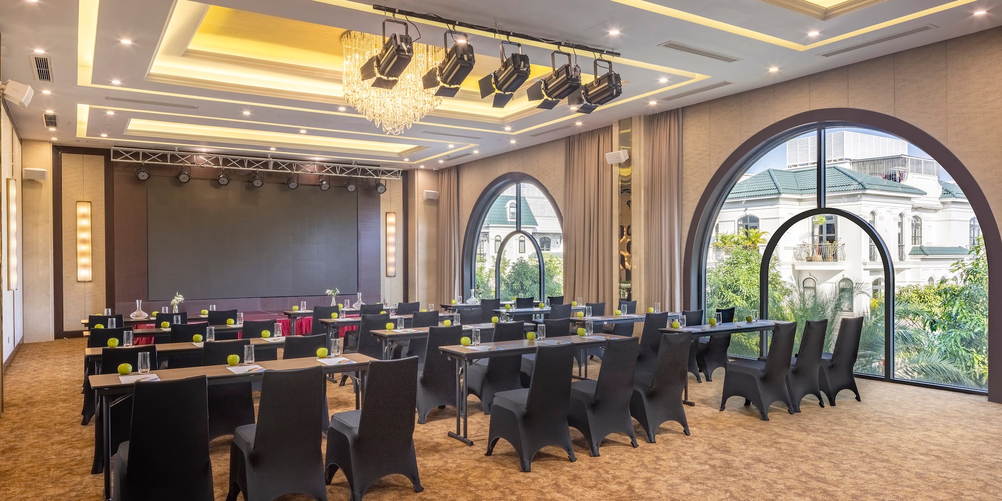 uma sala com mesas e cadeiras