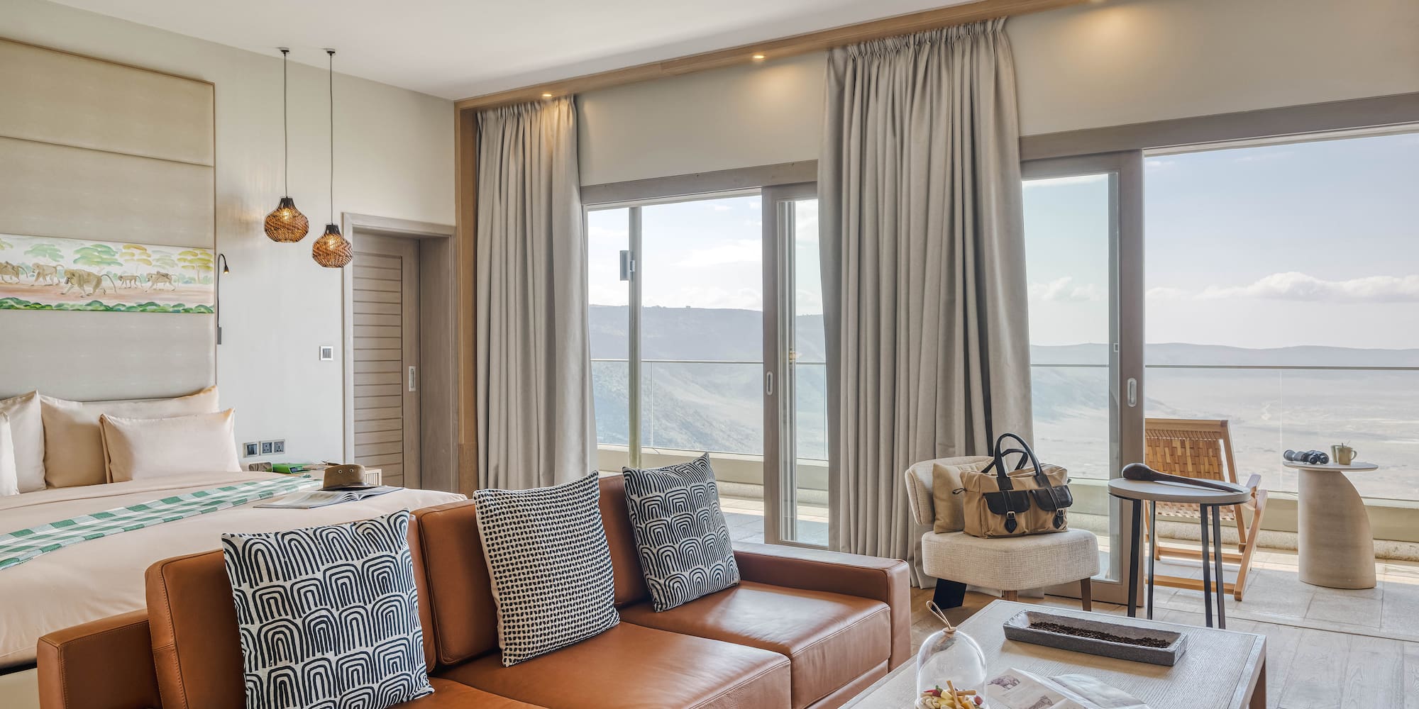 un soggiorno con un divano e un tavolo