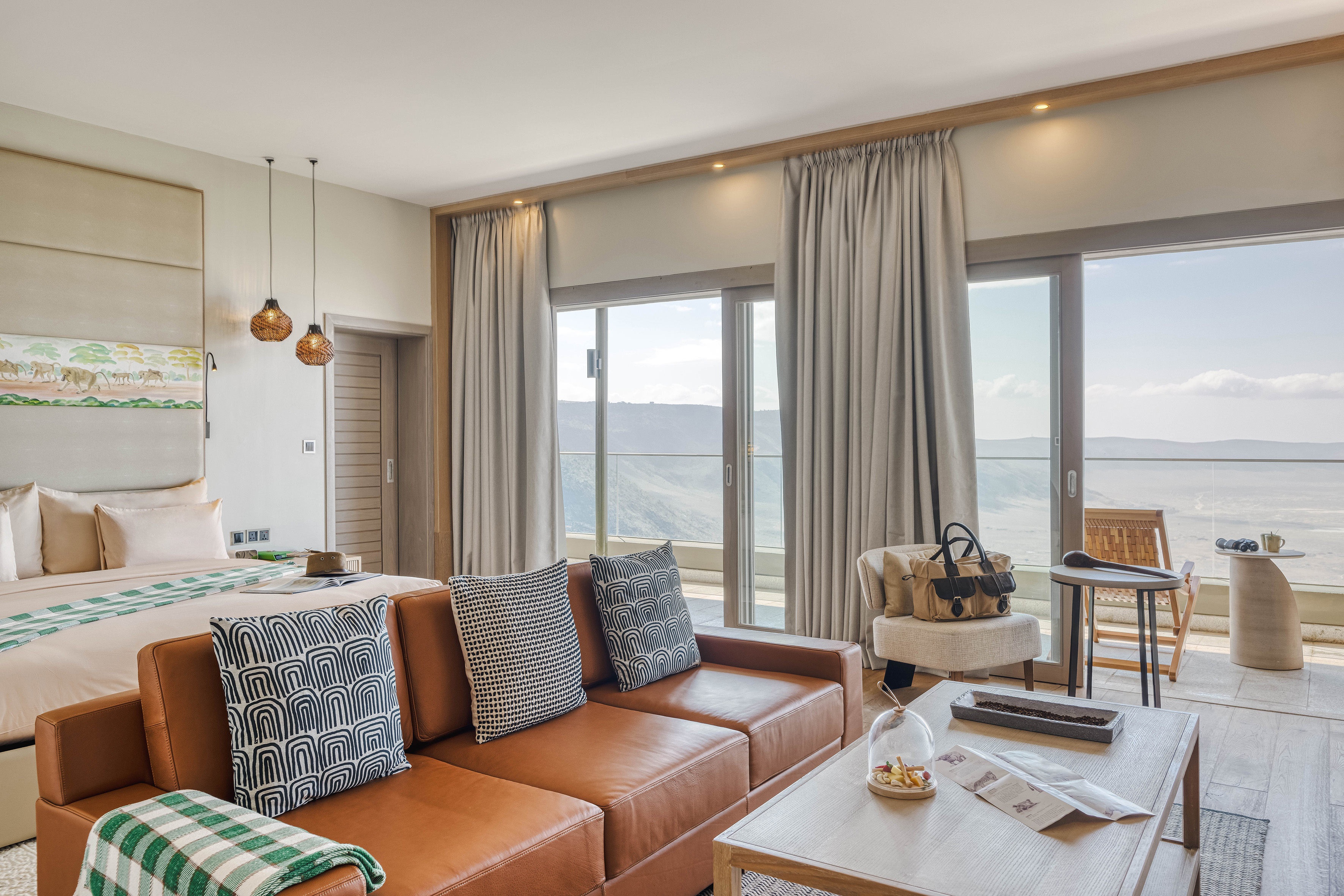 un soggiorno con un divano e un tavolo