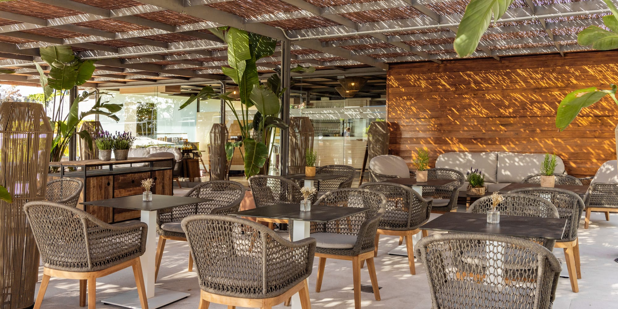 ein Bett mit Korb und Tisch am Pool