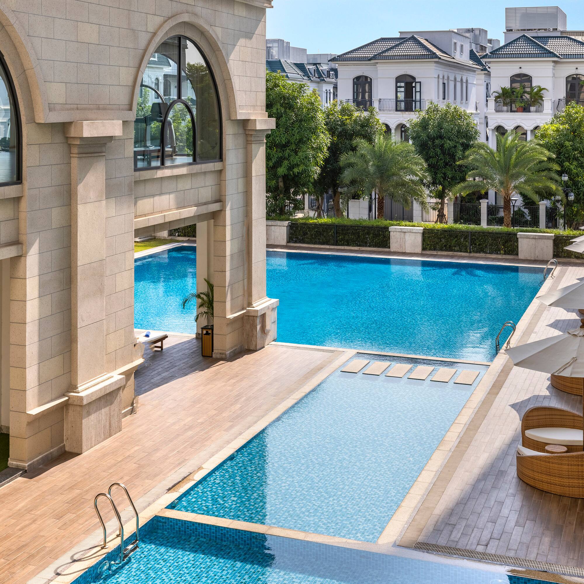 une piscine avec un bâtiment et des arbres
